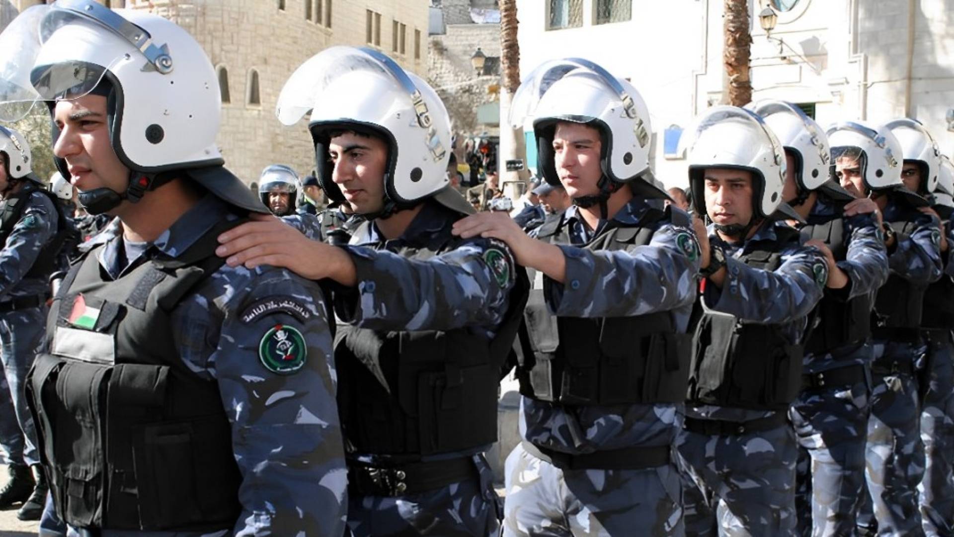 صورة تظهر عناصر في الشرطة الفلسطينية