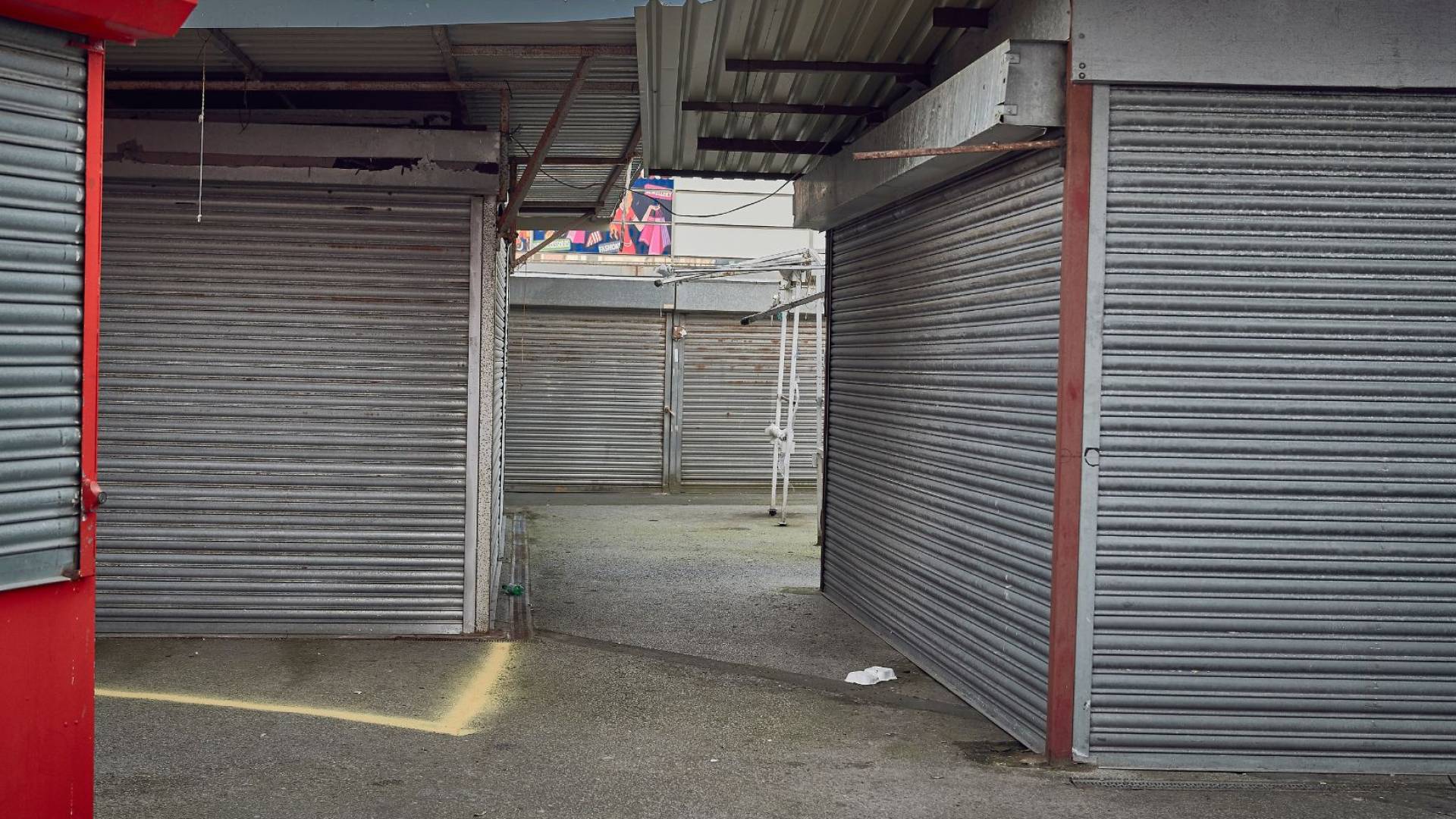 صورة توضح إغلاق محال تجارية