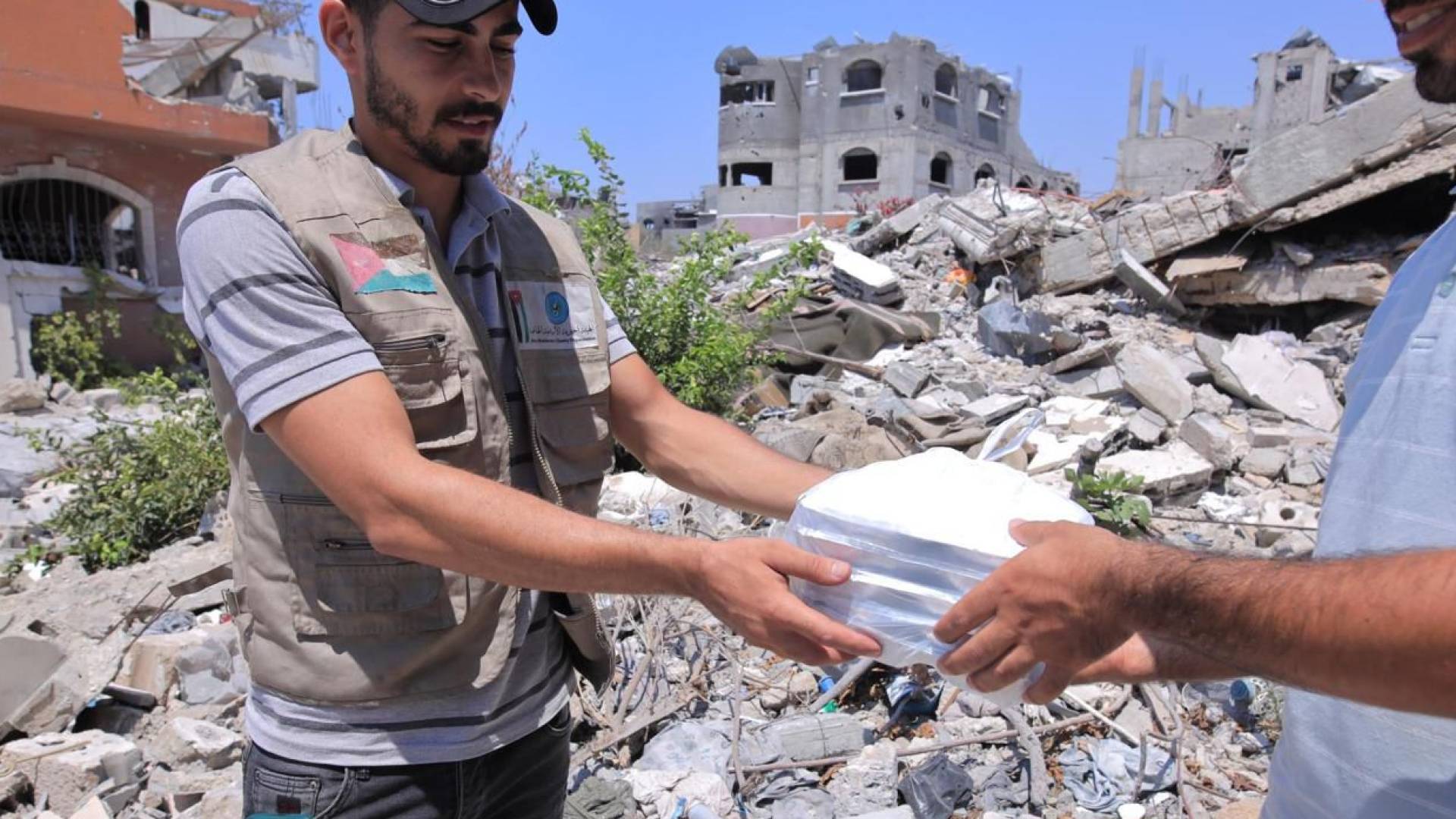 الهيئة الأردنية الخيرية الهاشمية توزع وجبات للأهل في غزة