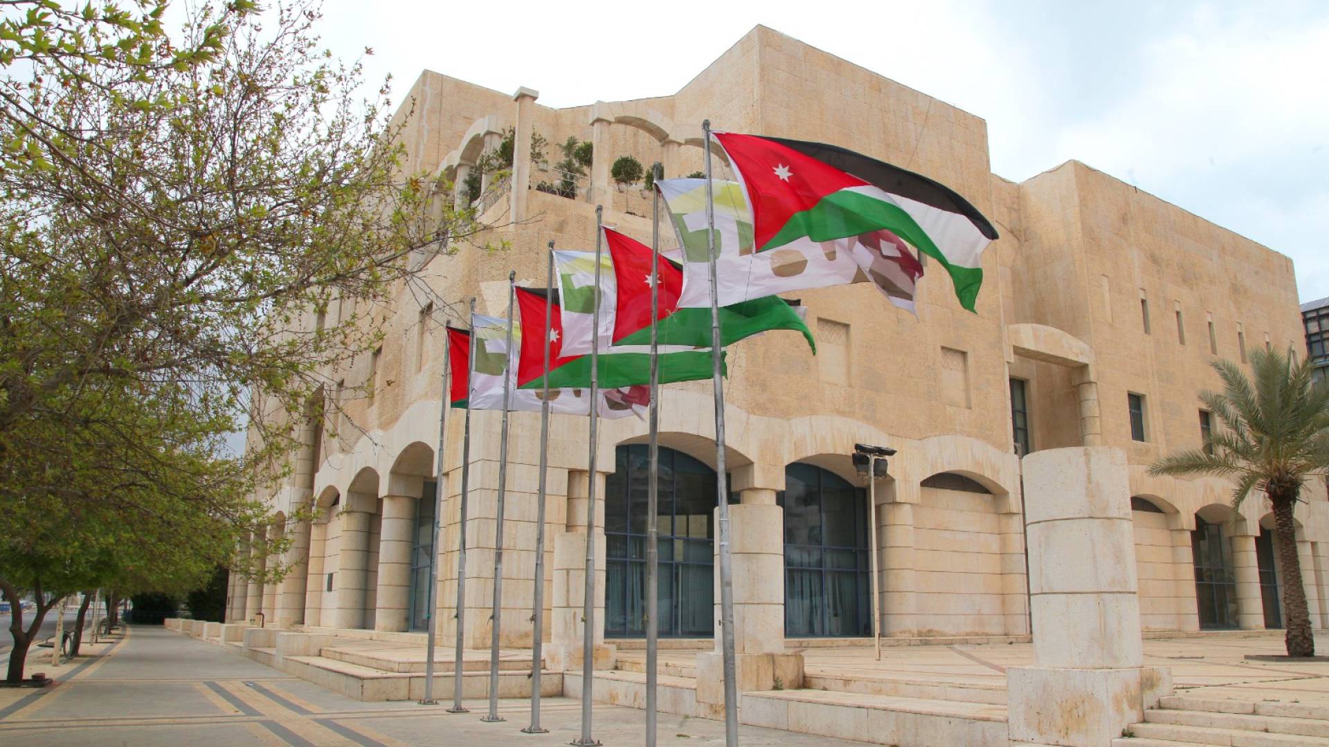 العلم الأردني في باحة مانة عمان الكبرى