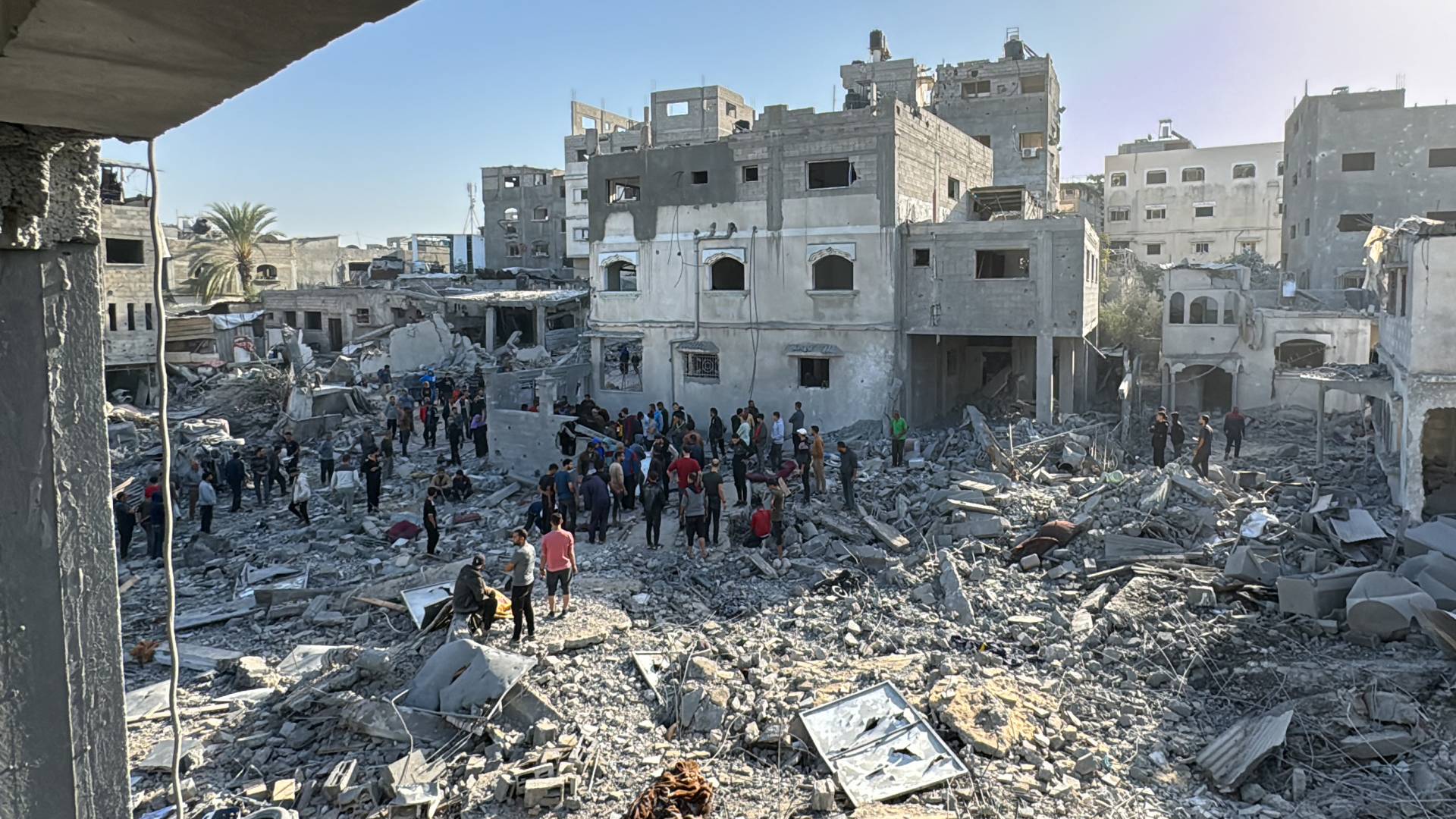 فلسطينيون يتفقدون الأضرار بعد غارة جوية للاحتلال على بيت لاهيا شمال غزة