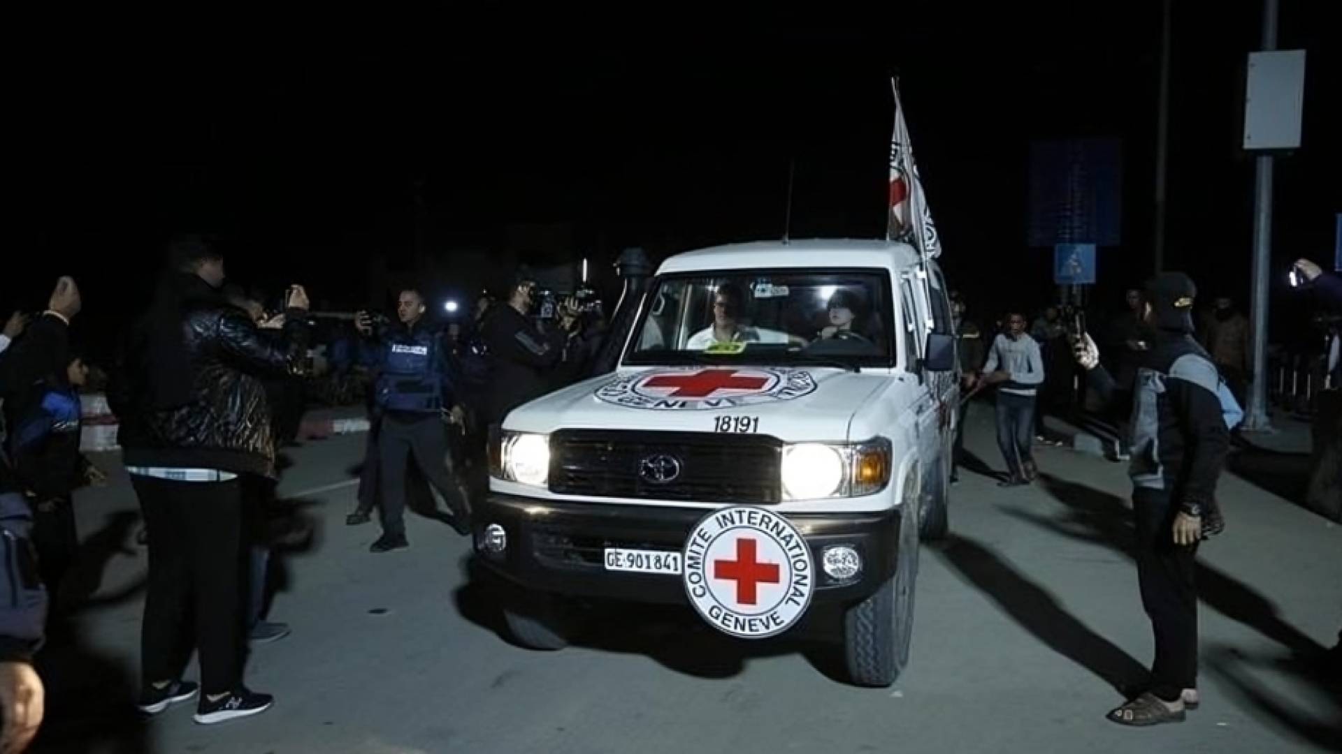 سيارات الصليب الأحمر كانت تقل محتجزين خلال الصفقة الأولى