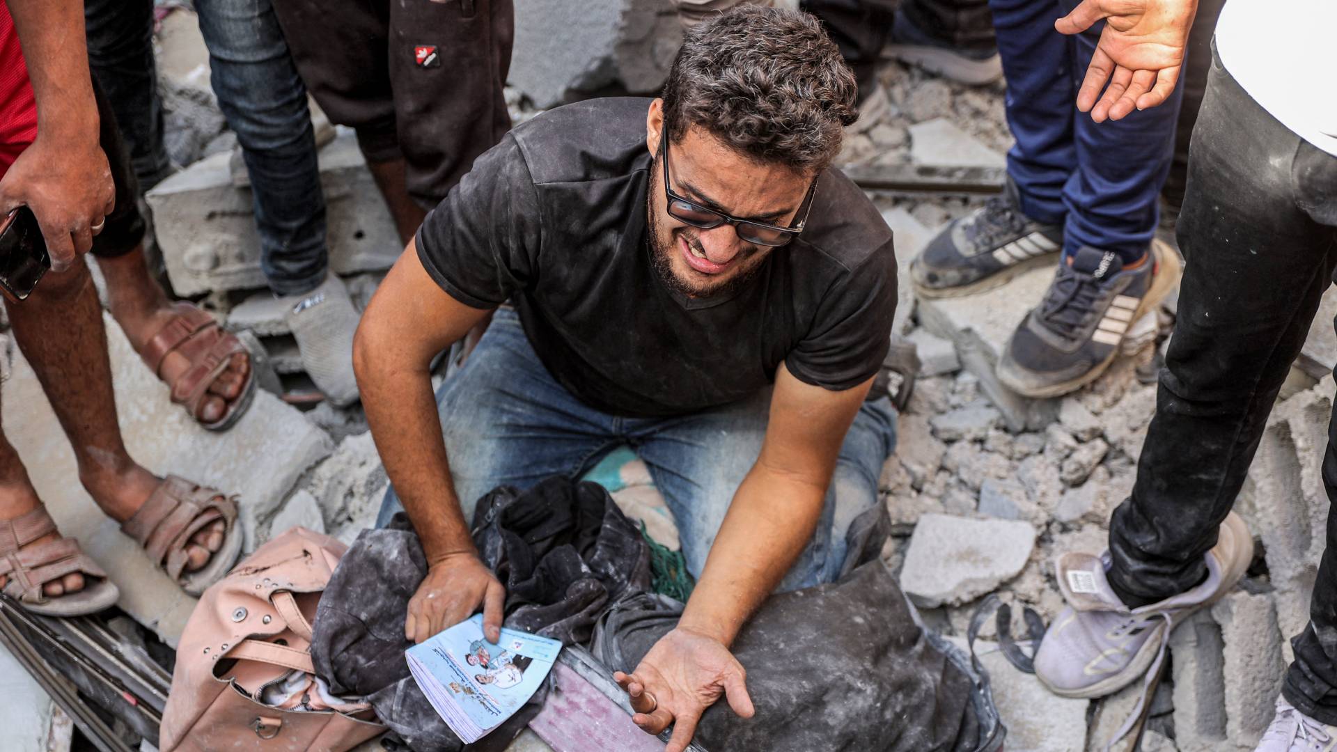 فلسطيني يبكي أحد أفراد عائلته في غزة