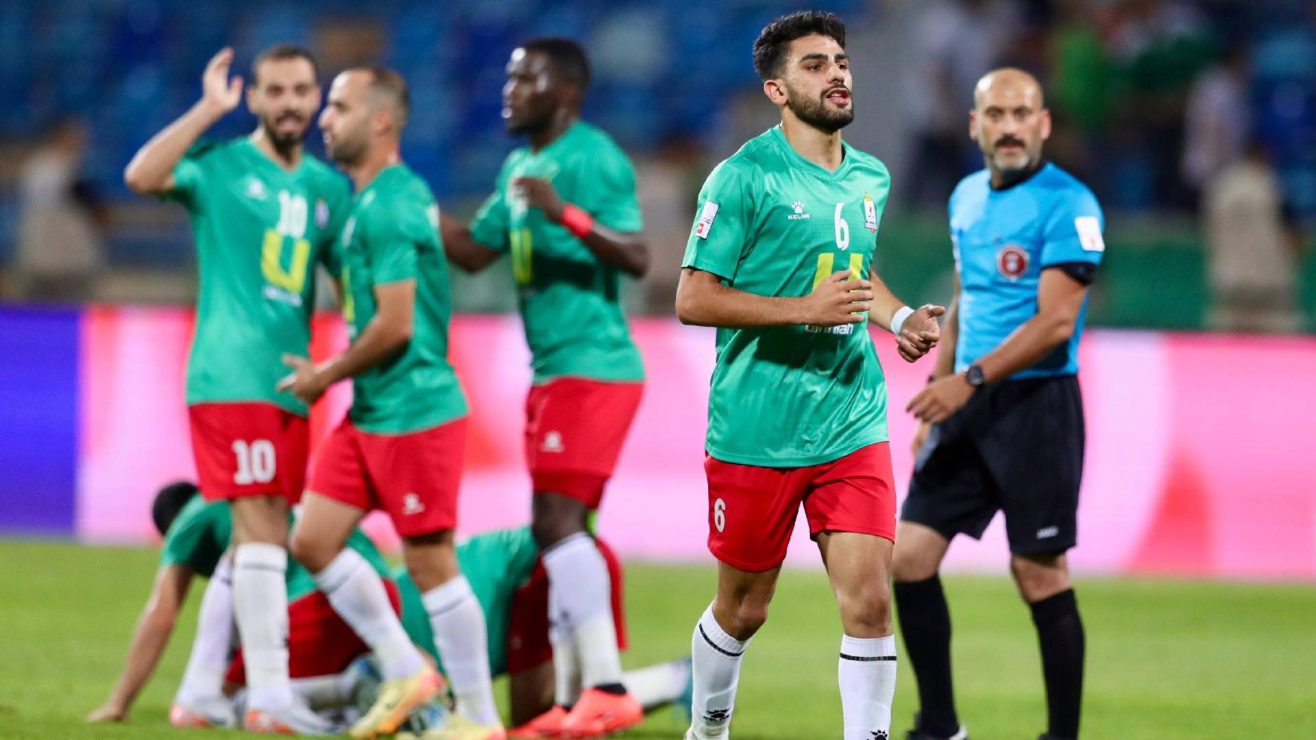 لاعبو الوحدات يحتفلون بهدف سابق