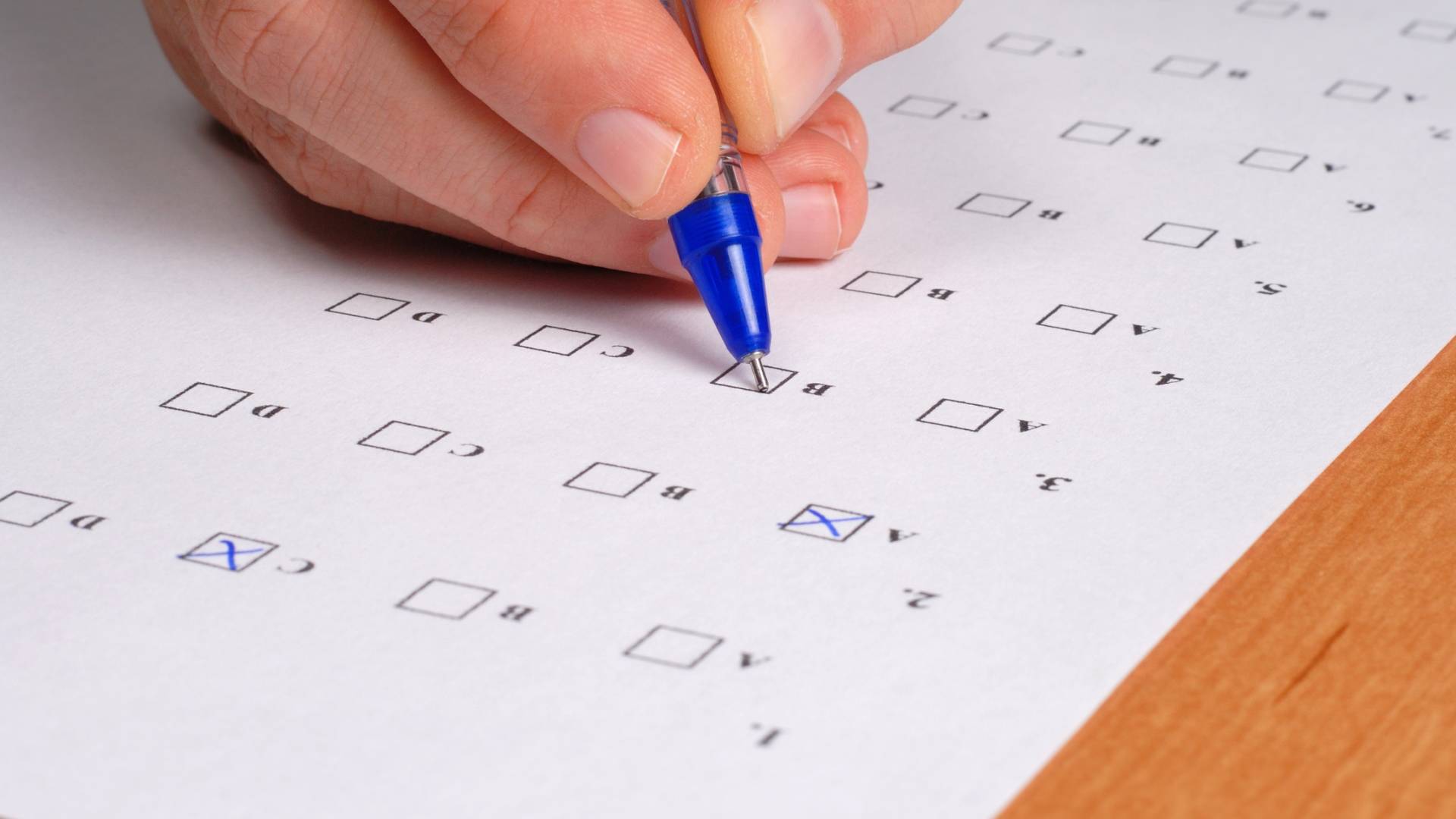 طالب يقدم امتحان