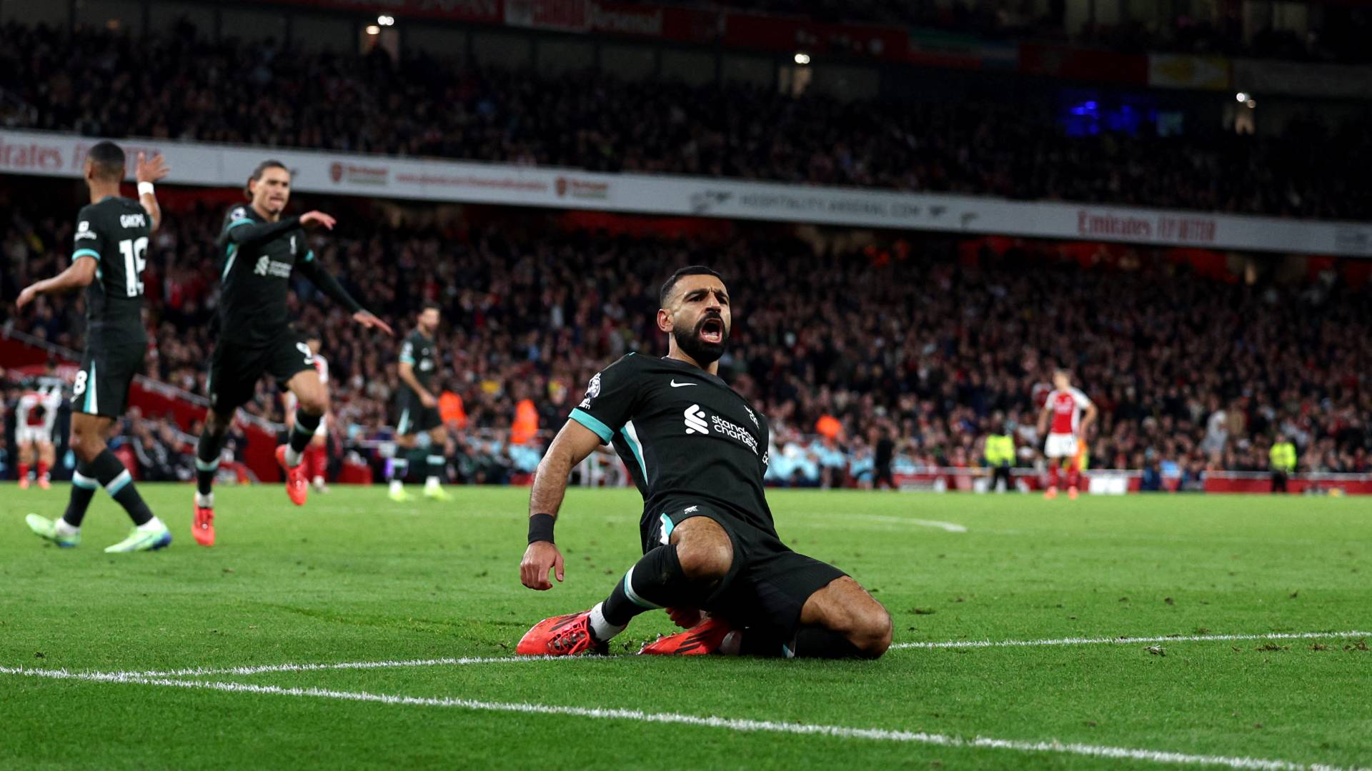 محمد صلاح يحتفل بهدف