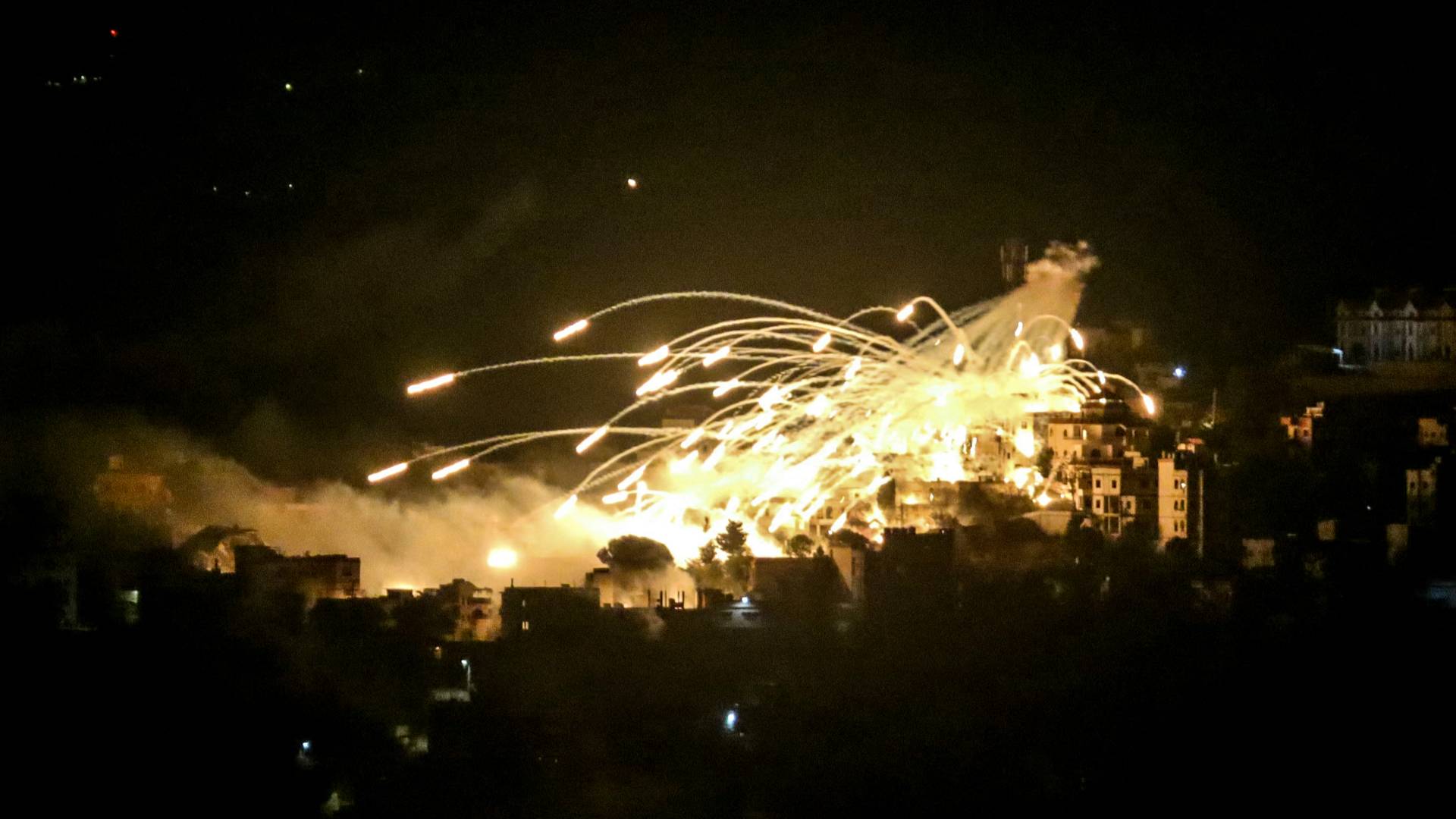 انفجارات فوق مباني في بلدة الخيام في جنوب لبنان