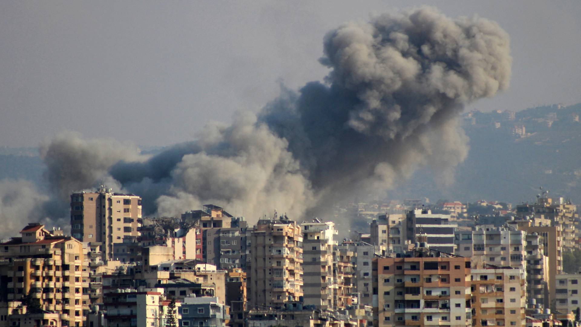 غارات عنيفة على لبنان