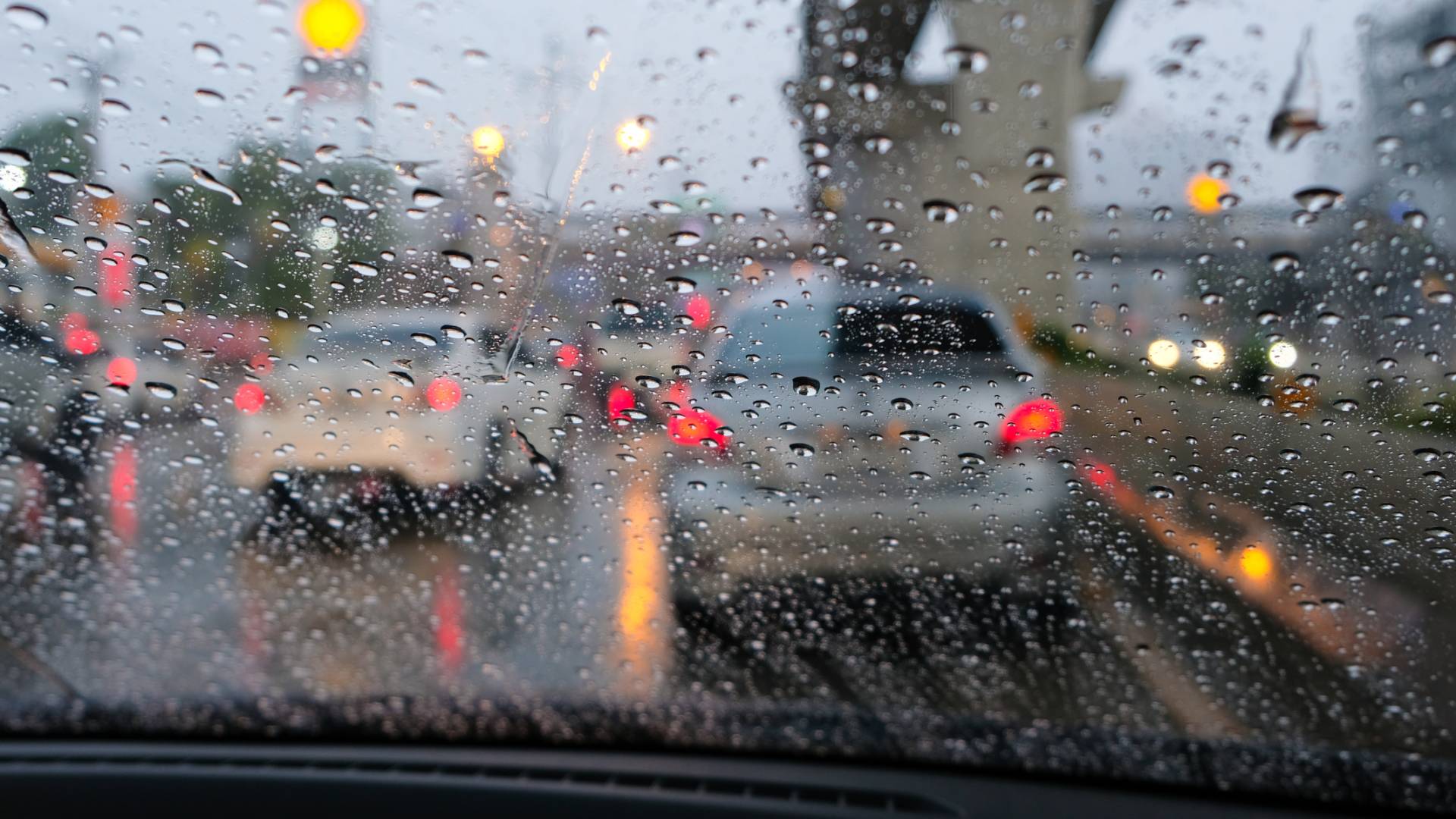 مركبات تسير مع هطول الأمطار "أرشيفية"