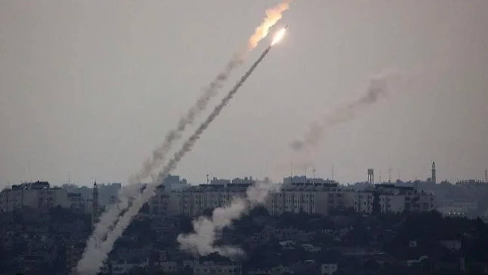 إطلاق رشقات صاروخية