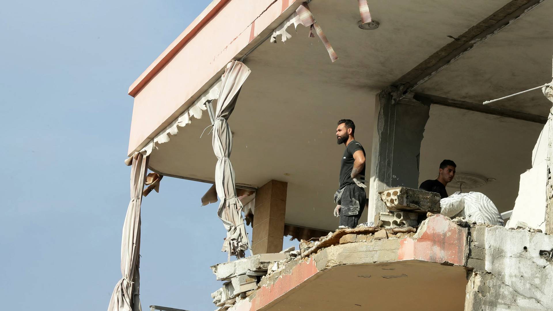 منزل مدمر في لبنان