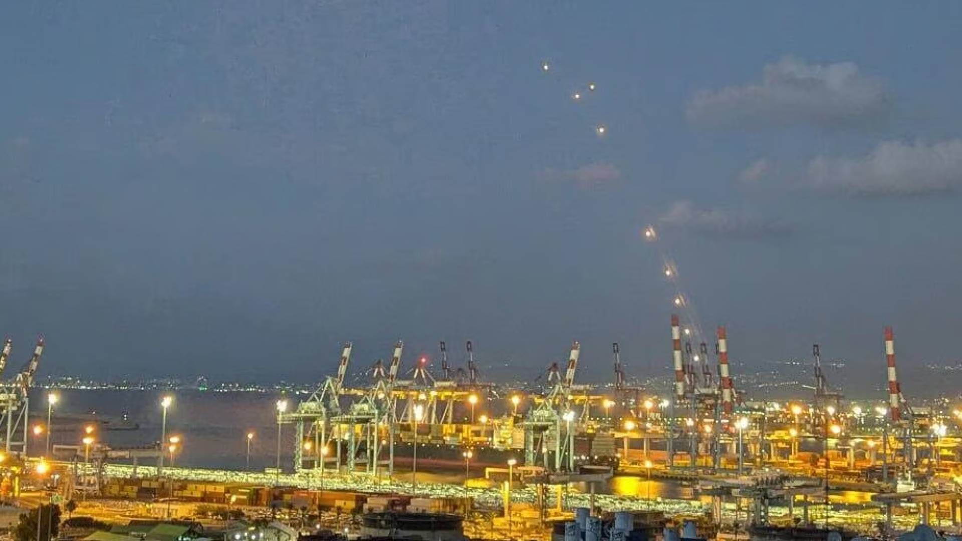 صواريخ تستهدف حيفا