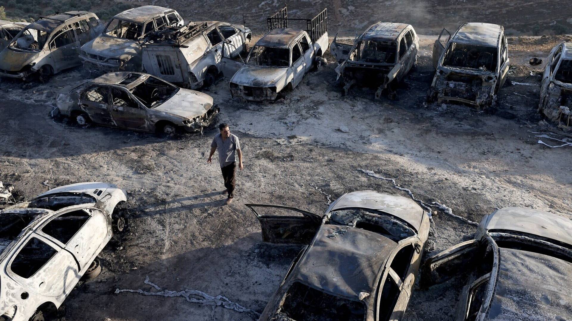 مركبات فلسطينيين بعد إحراقها من قب مستوطنين - أرشيفية