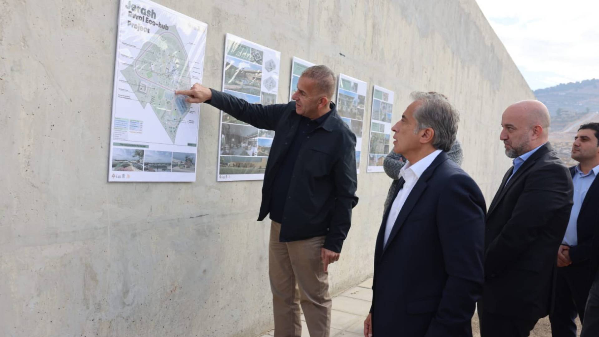 رئيس الوزراء جعفر حسان خلال اطلاعه على خطط تحويل المدينة الصناعية في جرش إلى مدينة سياحية بيئية