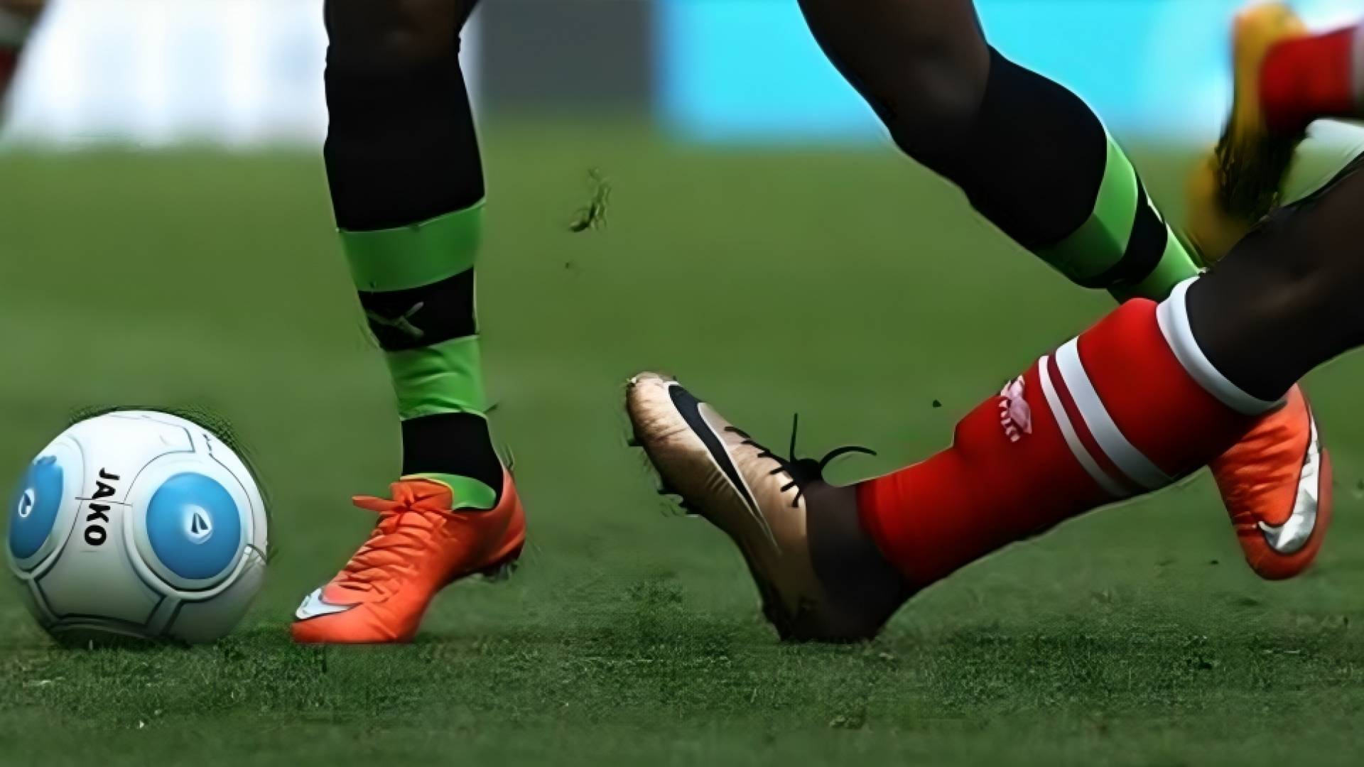 وفاة لاعب كرة قدم و5 إصابات بصاعقة أثناء إحدى المباريات في البيرو