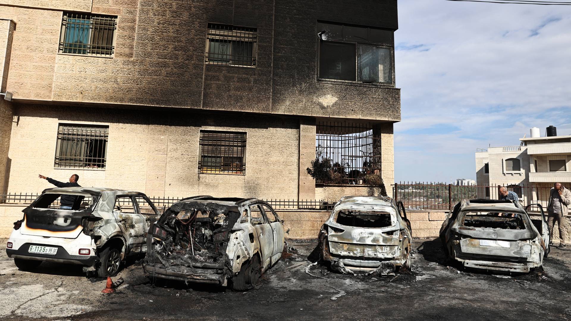 إحراق مركبات في البيرة