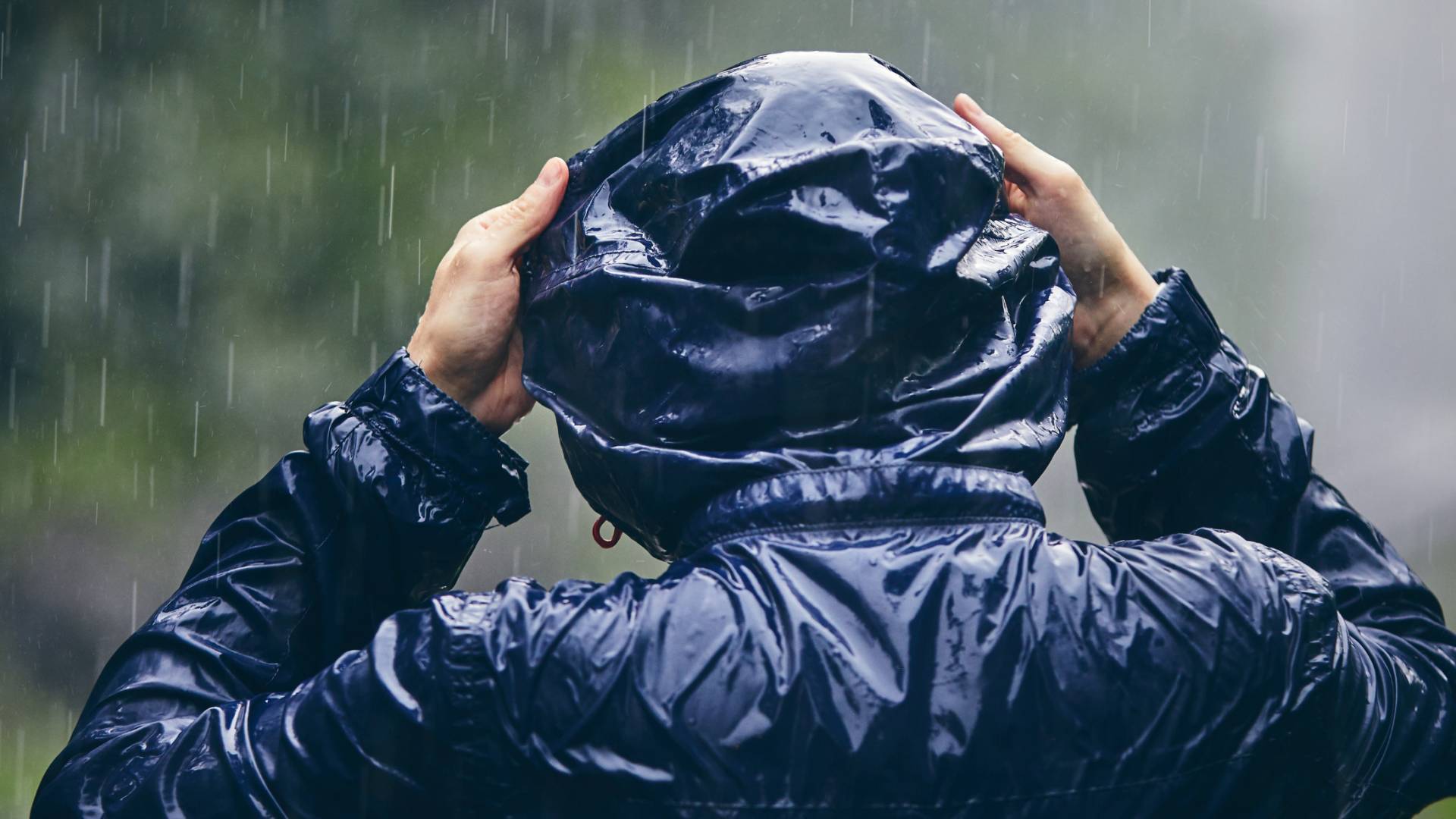 شخص تحت زخات المطر