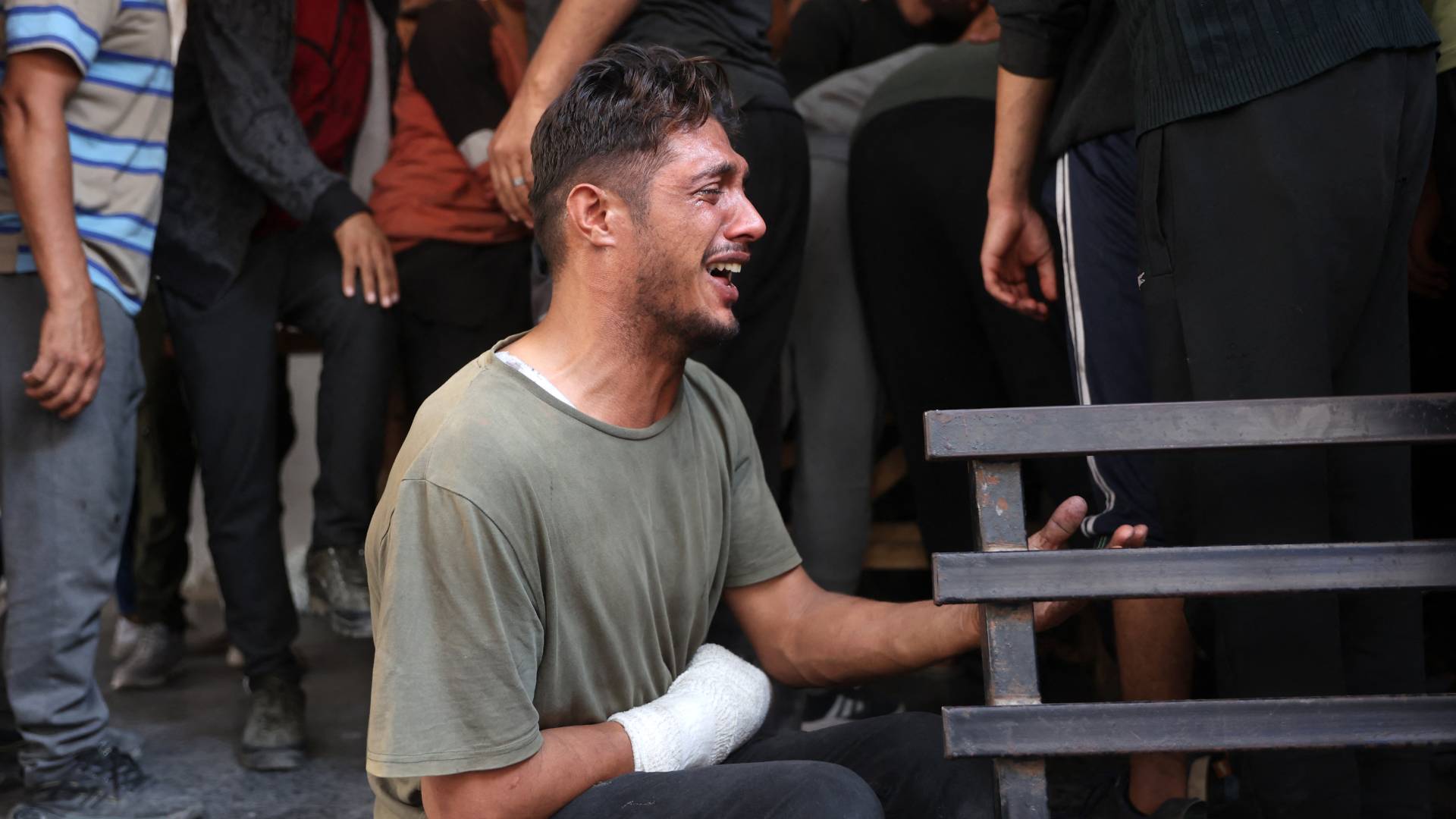 فلسطيني يبكي أحد أفراد عائلته في غزة