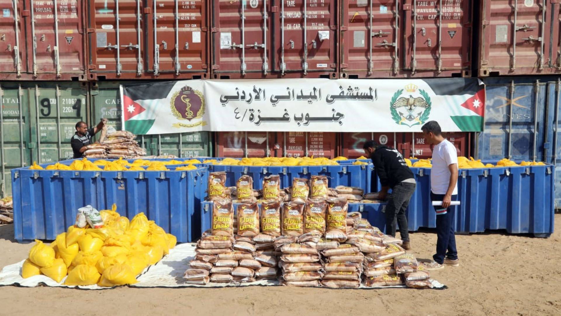 "الميداني الأردني" جنوب غزة 4 يقدم 1600 طرد غذائي للأهل في خان يونس