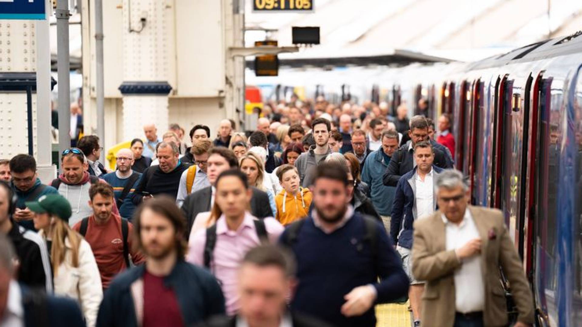 الذكاء الاصطناعي يهدد ملايين الوظائف في بريطانيا