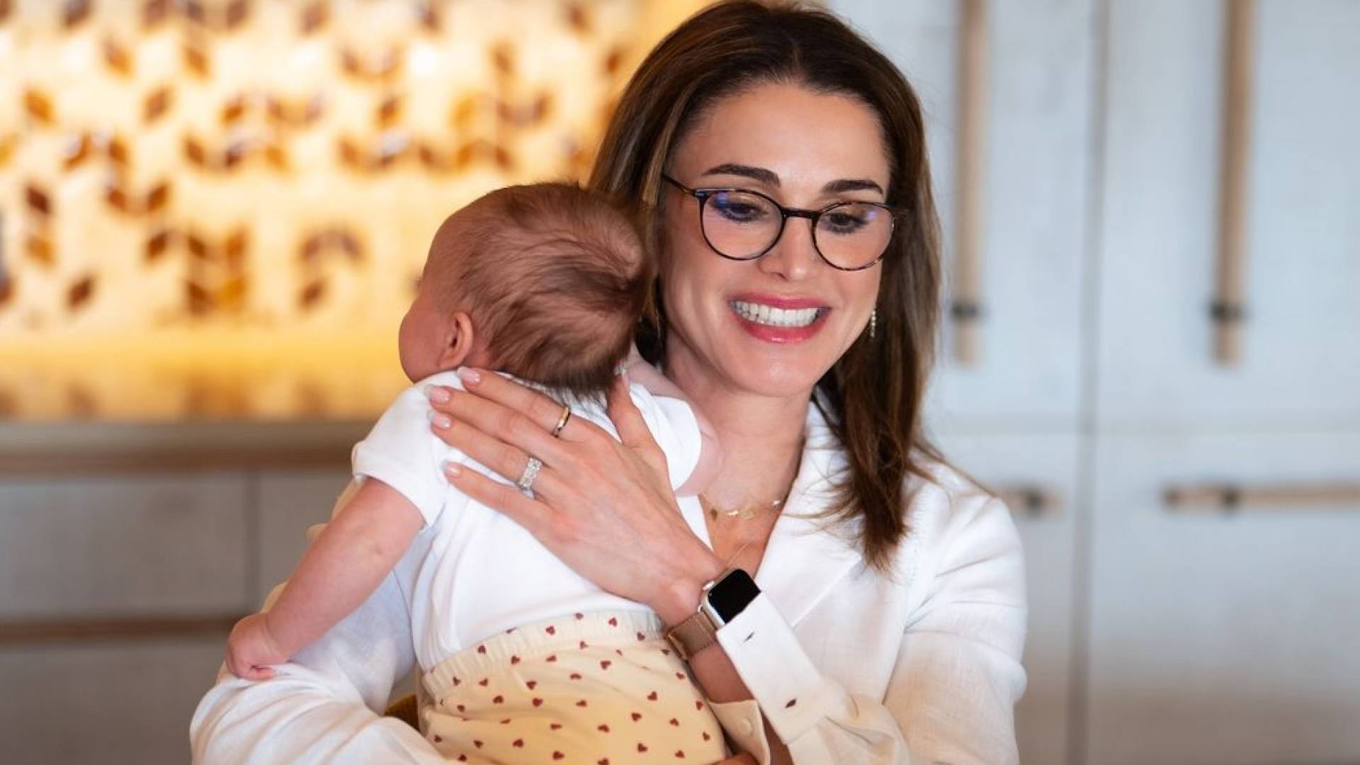 الملكة رانيا تنشر صورة مع الأميرة إيمان الحسين وهذا ما قالته