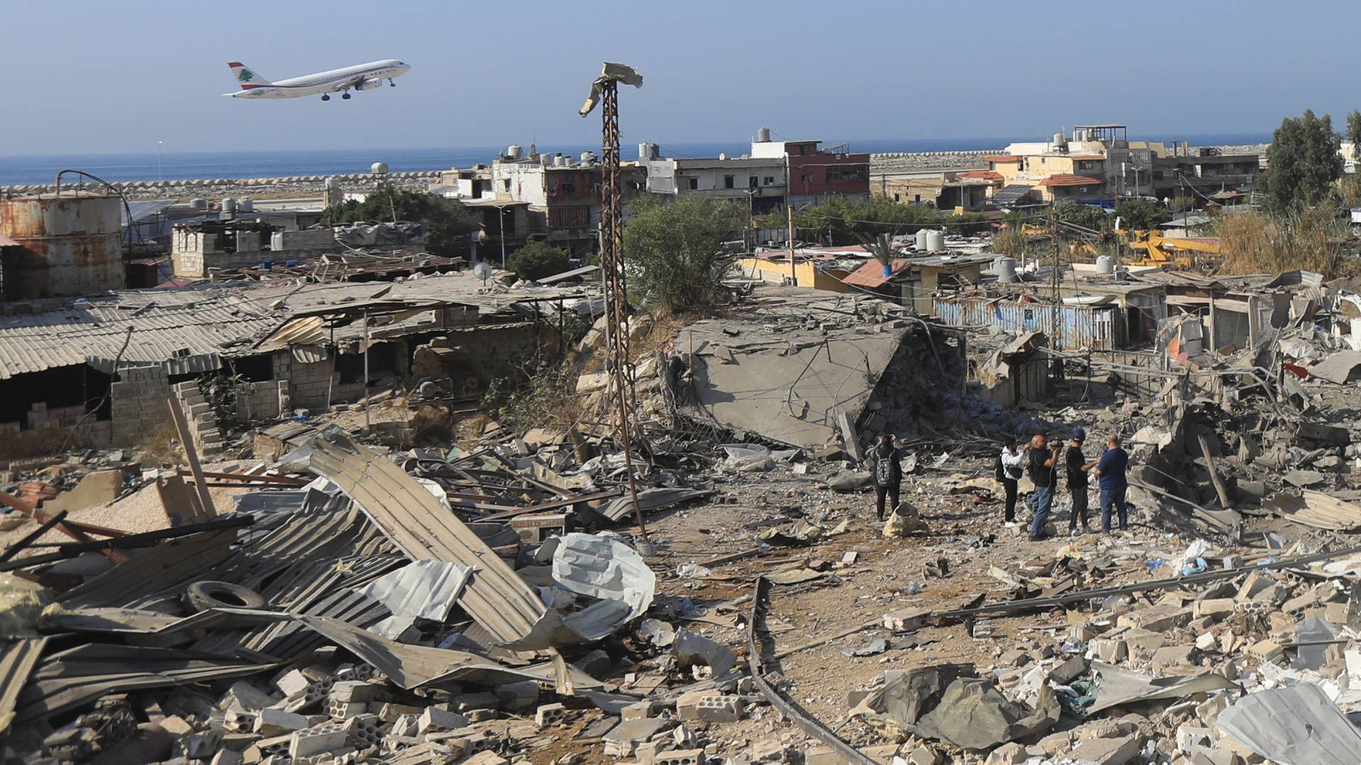 طائرة تقلع ودمار مبان ضاحية بيروت الجنوبية