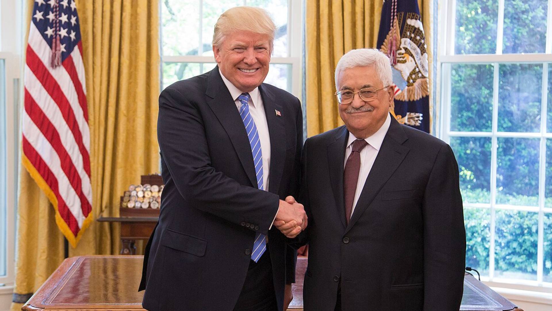 الرئيس الفلسطيني محمود عباس (يمينا)، والرئيس الأمريكي دونالد ترمب (يسارا)