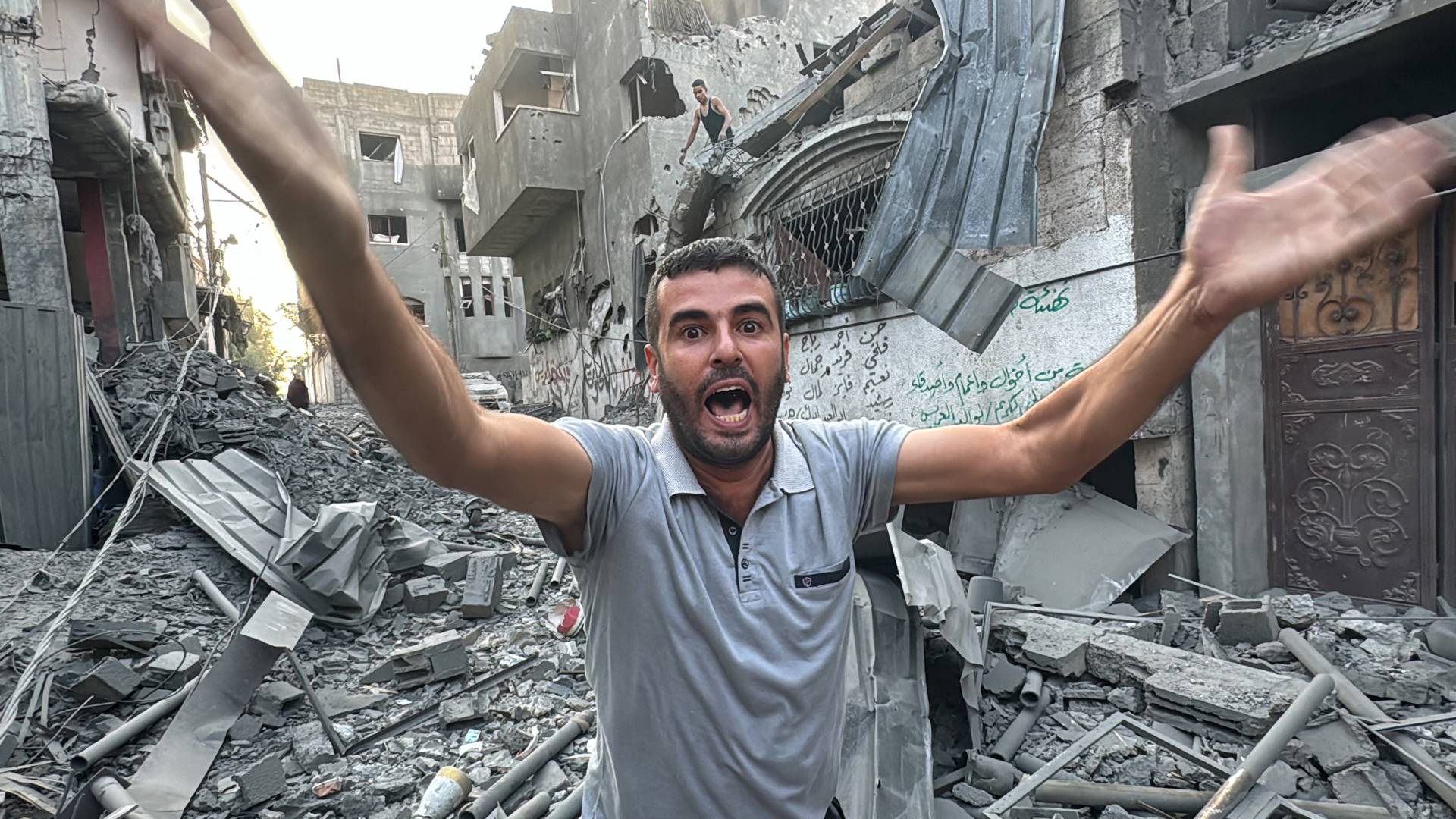 رجل فلسطيني وسط الأنقاض بعد غارة للاحتلال على مخيم جباليا في شمال القطاع