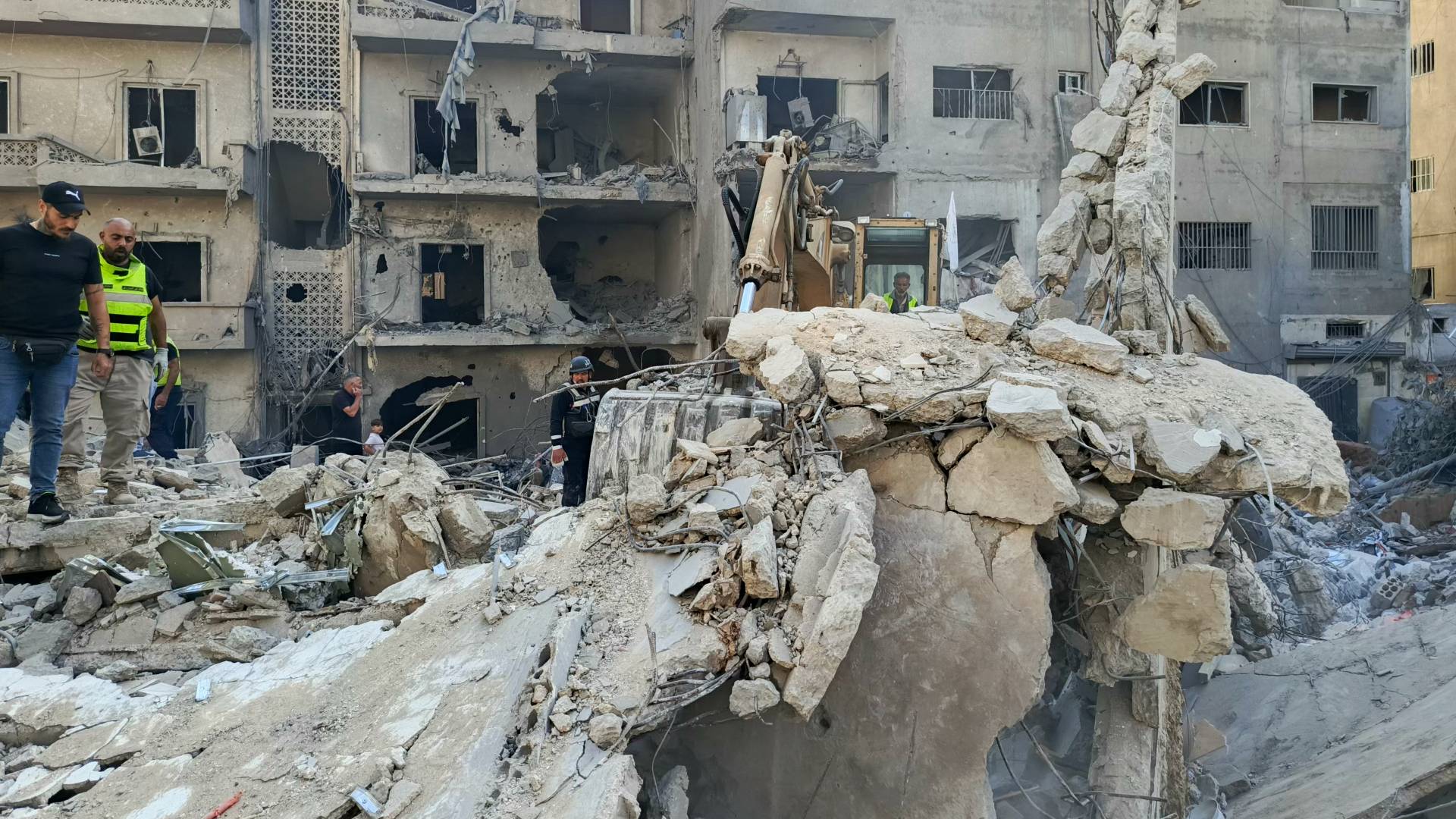 دمار جراء غارات جوية للاحتلال التي استهدفت مدينة صور في جنوب لبنان