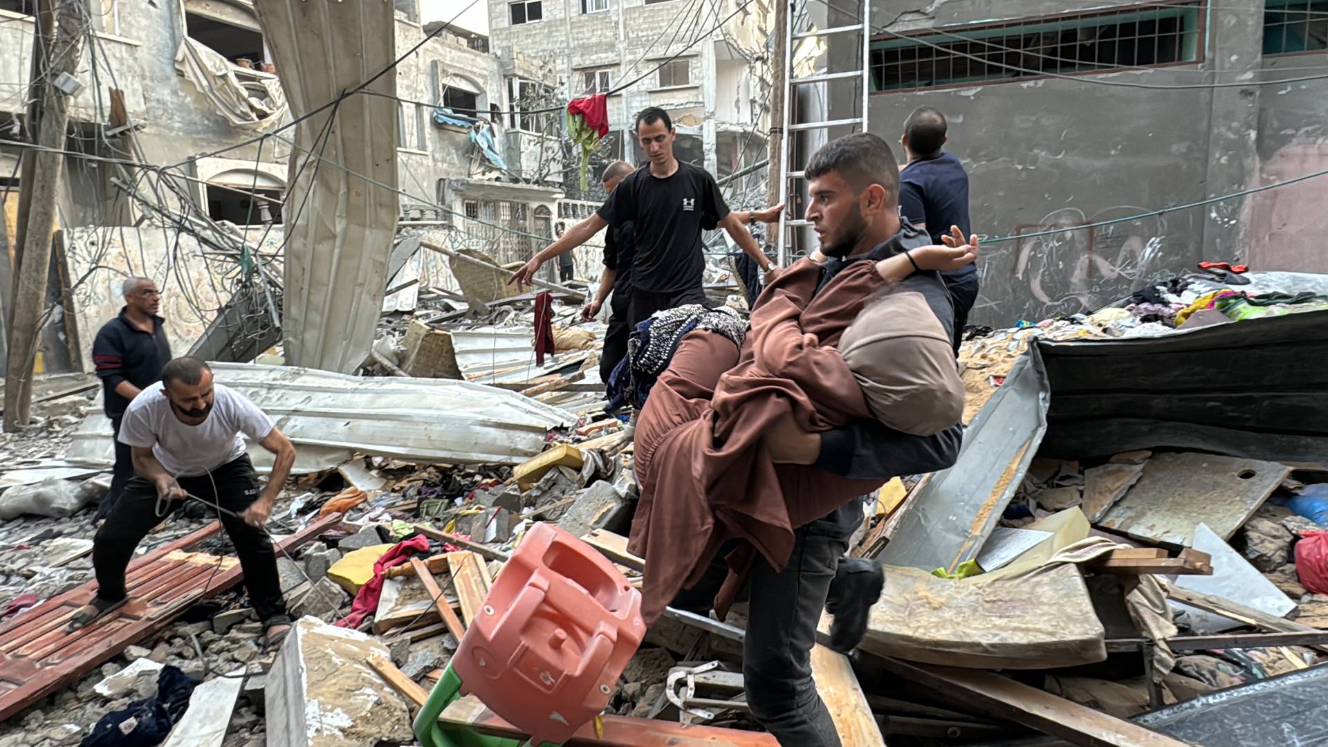 إصابات بغارات الاحتلال على مخيم جباليا في شمال قطاع غزة