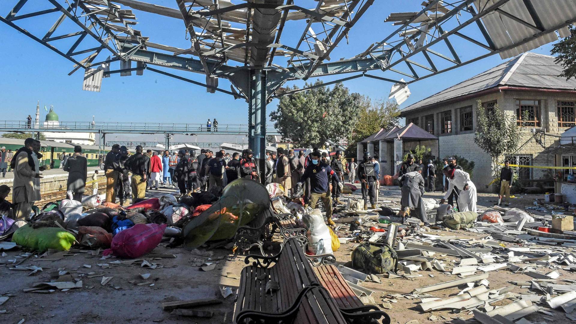جانب من تفجير وقع بمحطة قطارات في باكستان