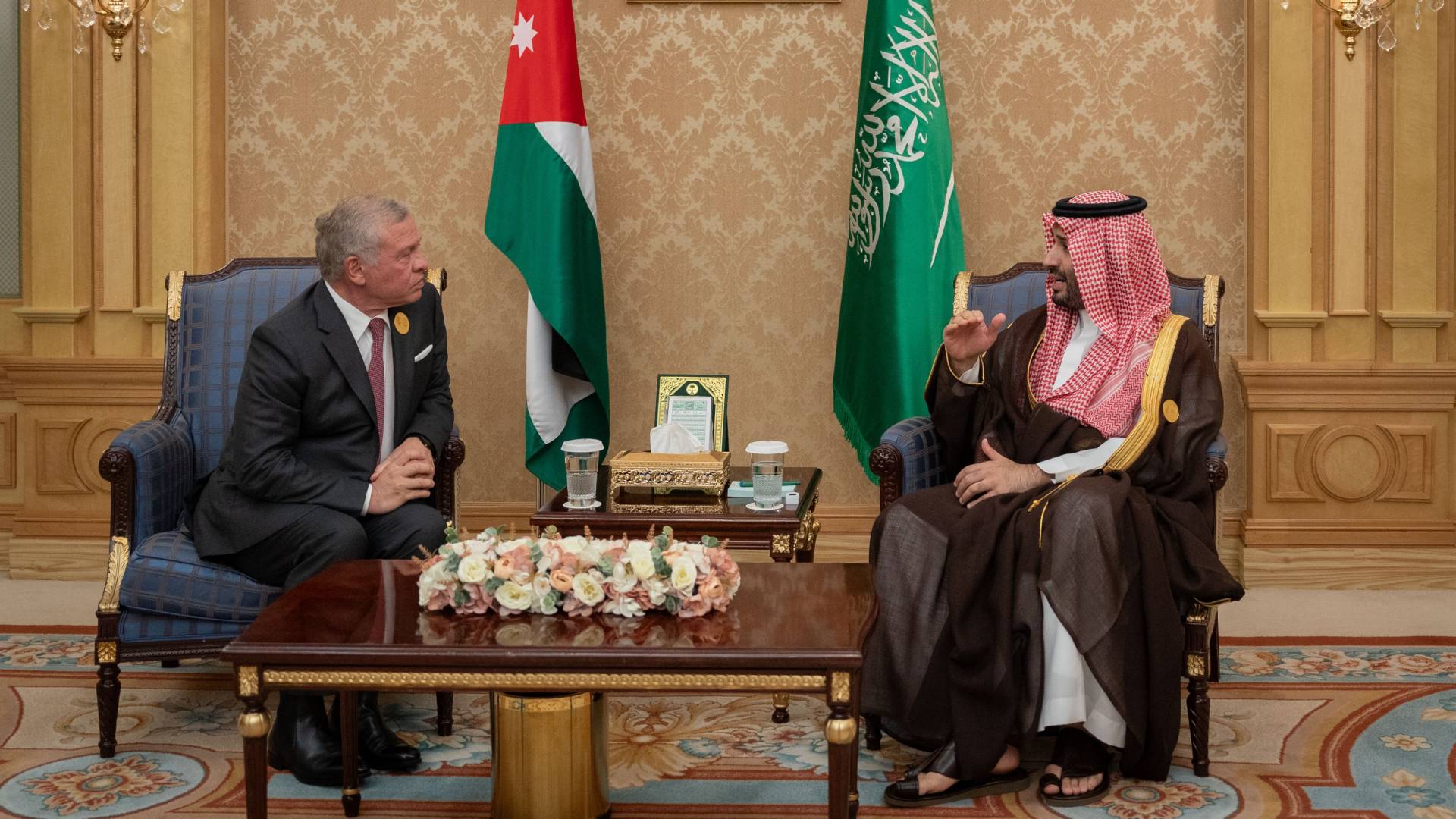 الملك يلتقي ولي العهد السعودي على هامش القمة العربية والإسلامية غير العادية