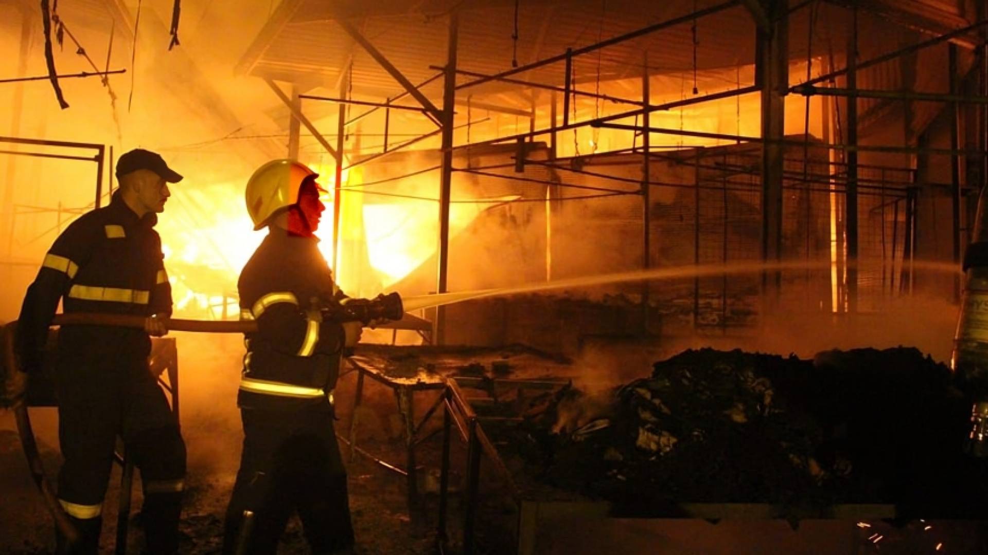 إخماد حريق ضخم داخل سوق "البالة" في إربد