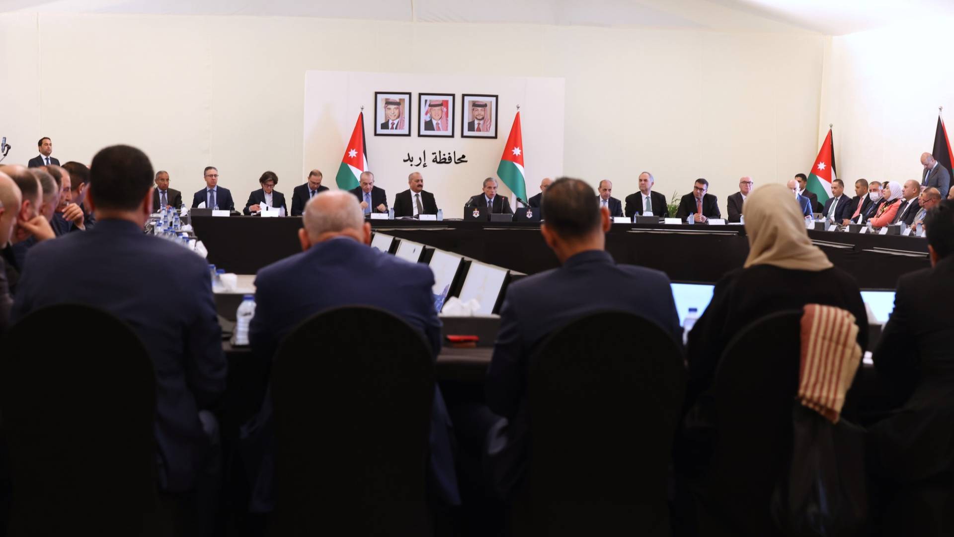 المومني وشحادة والهواري يعلنون قرارات مجلس الوزراء في محافظة إربد