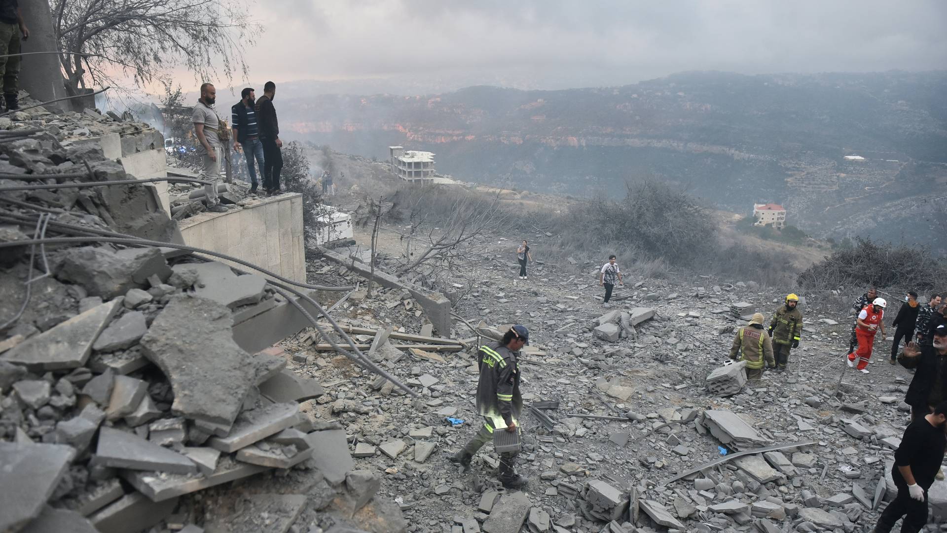 فرق الإنقاذ تعمل في موقع غارة جوية للاحتلال استهدفت قرية بعلشمي في الجبال اللبنانية شرق بيروت