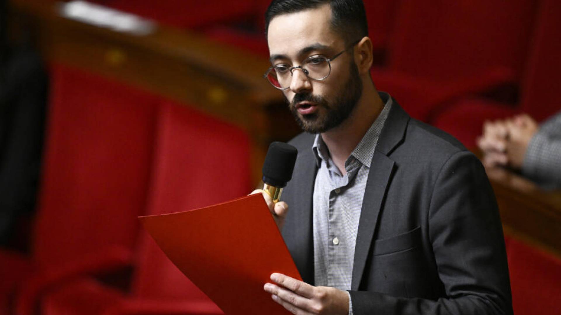 بالفيديو.. نائب فرنسي يهاجم ماكرون بسبب ترحیبه بالمنتخب "الإسرائيلي"