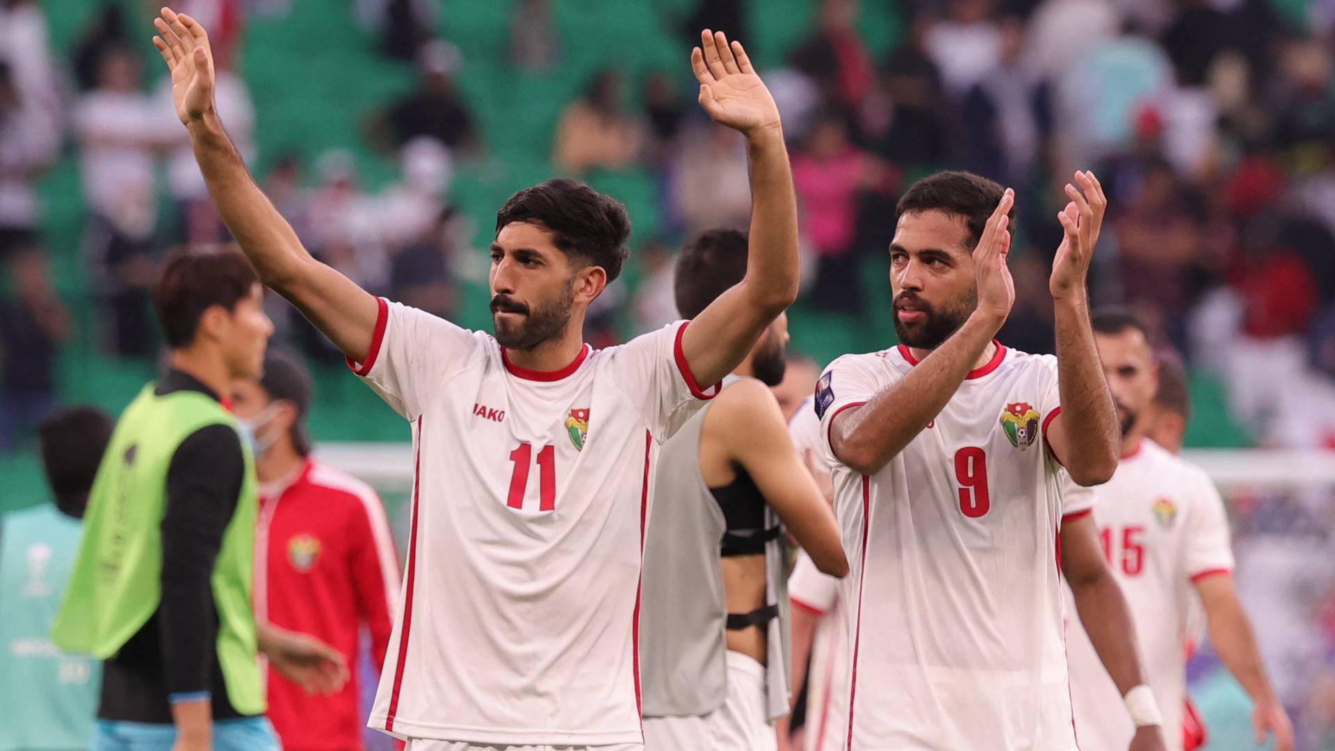 لاعبو المنتخب الوطني يحتفلون بفوز سابق