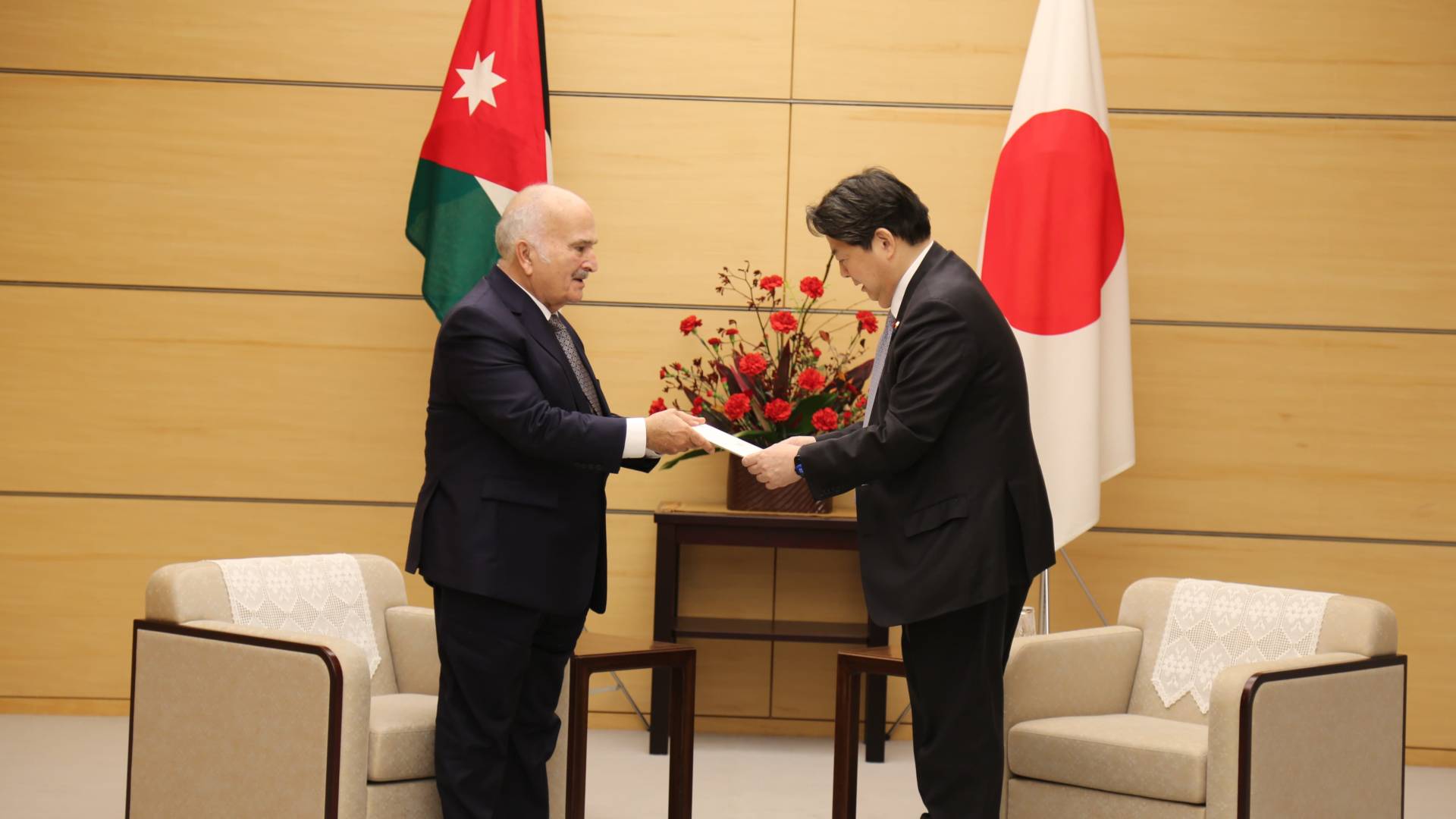 الأمير الحسن ينقل رسالة من جلالة الملك لرئيس الوزراء الياباني