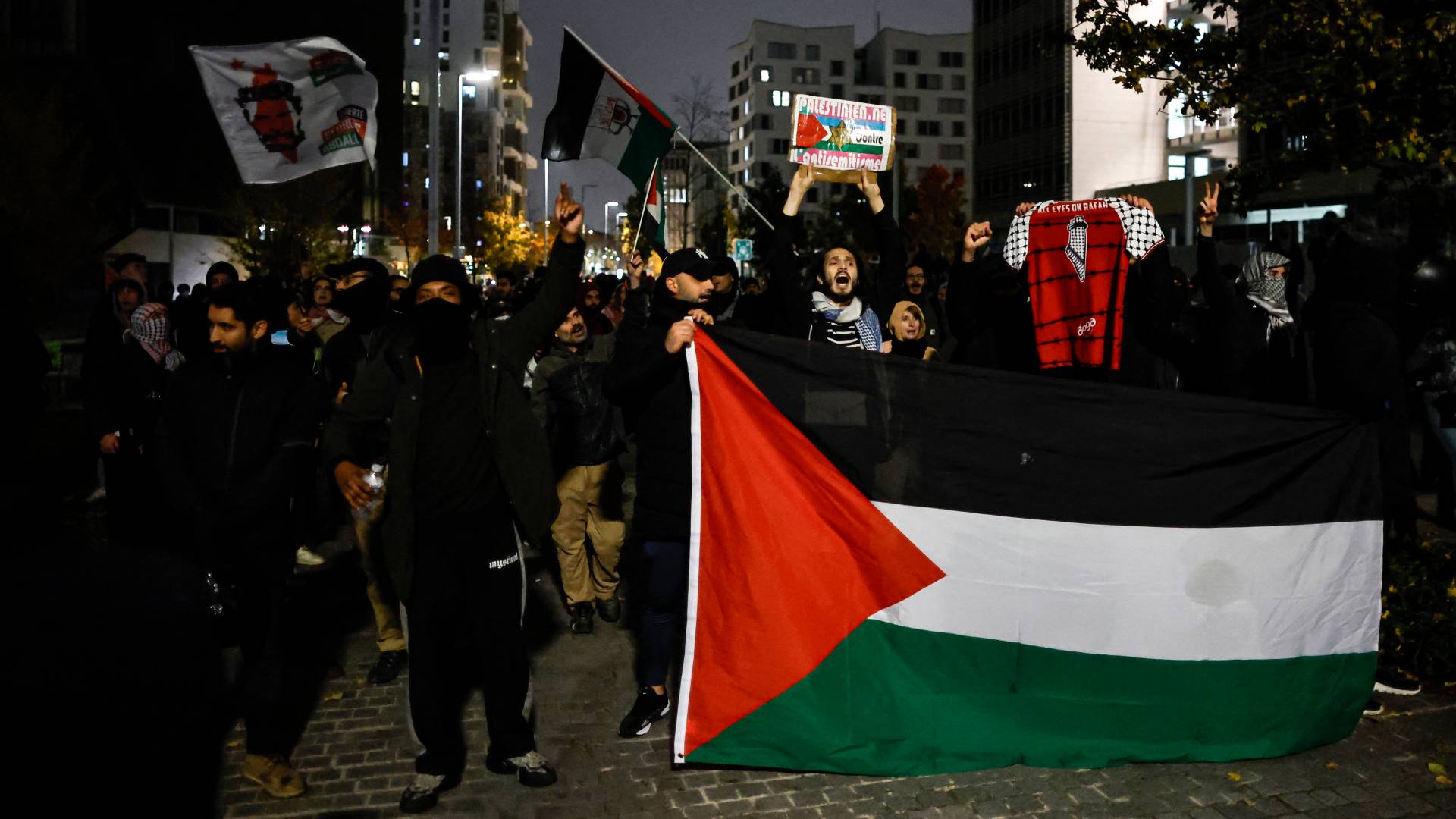 متظاهرون يرفعون علم فلسطين بالقرب من ملعب باريس