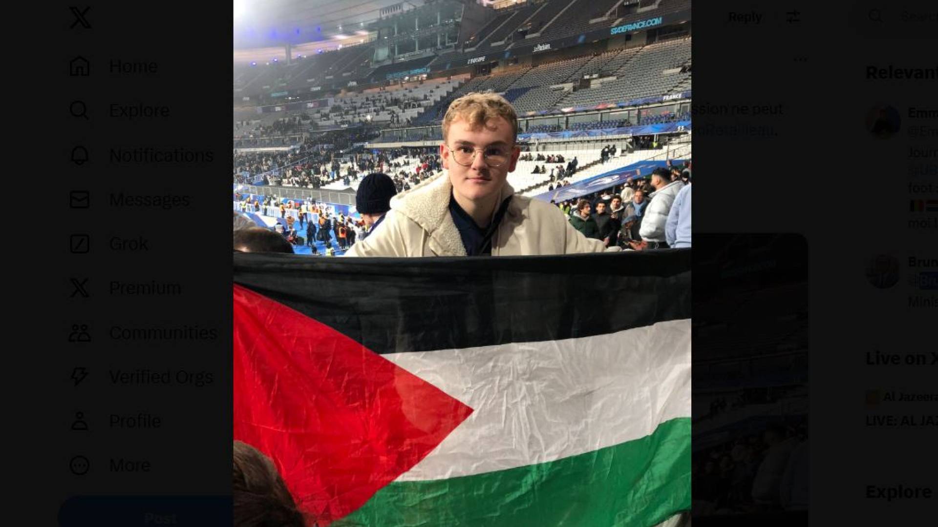 "رجل المباراة".. شاب يرفع علم فلسطين رغما عن فرنسا والاحتلال