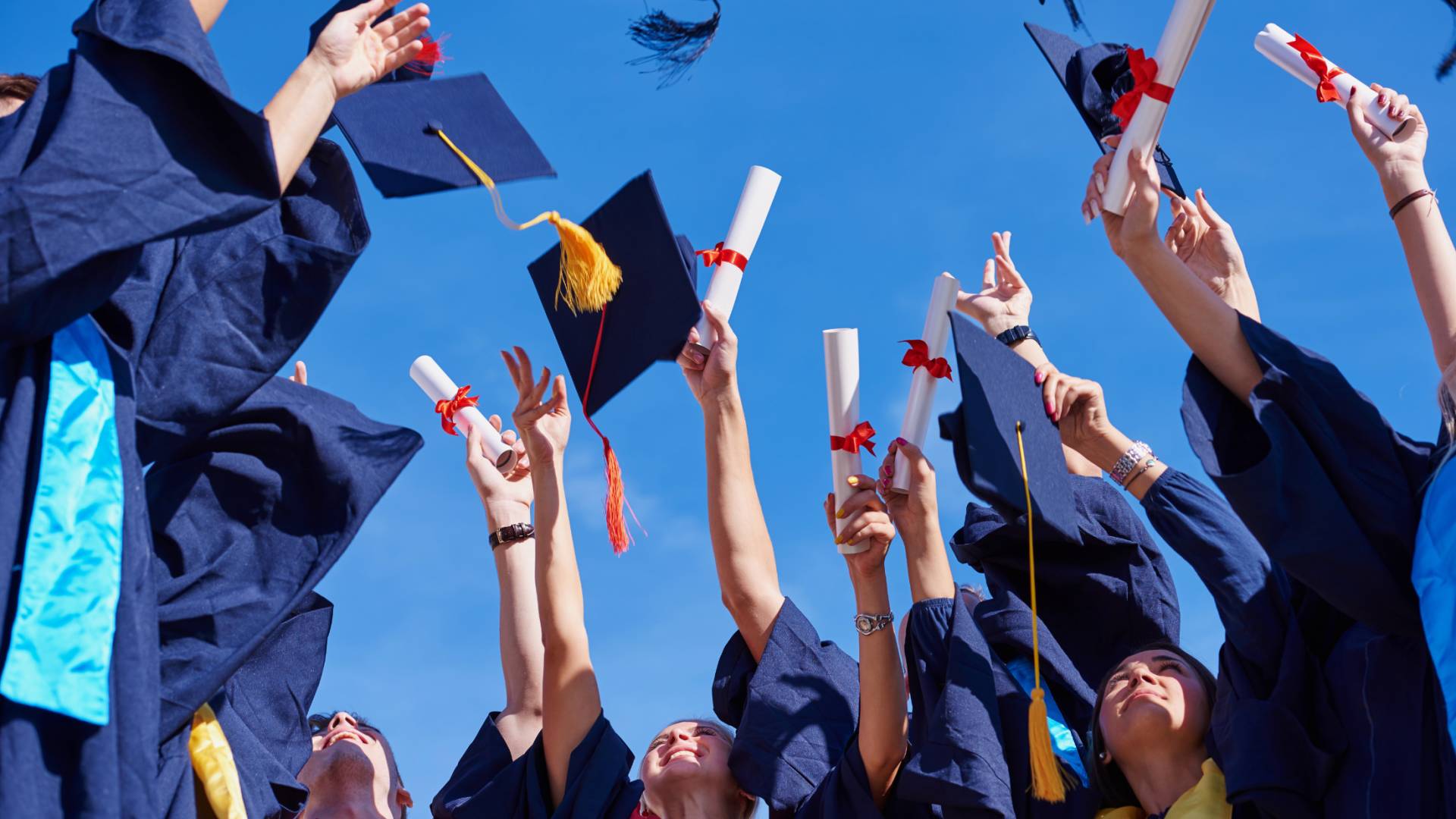 صورة تعبر عن استلام طلبة شهادات ثانوية