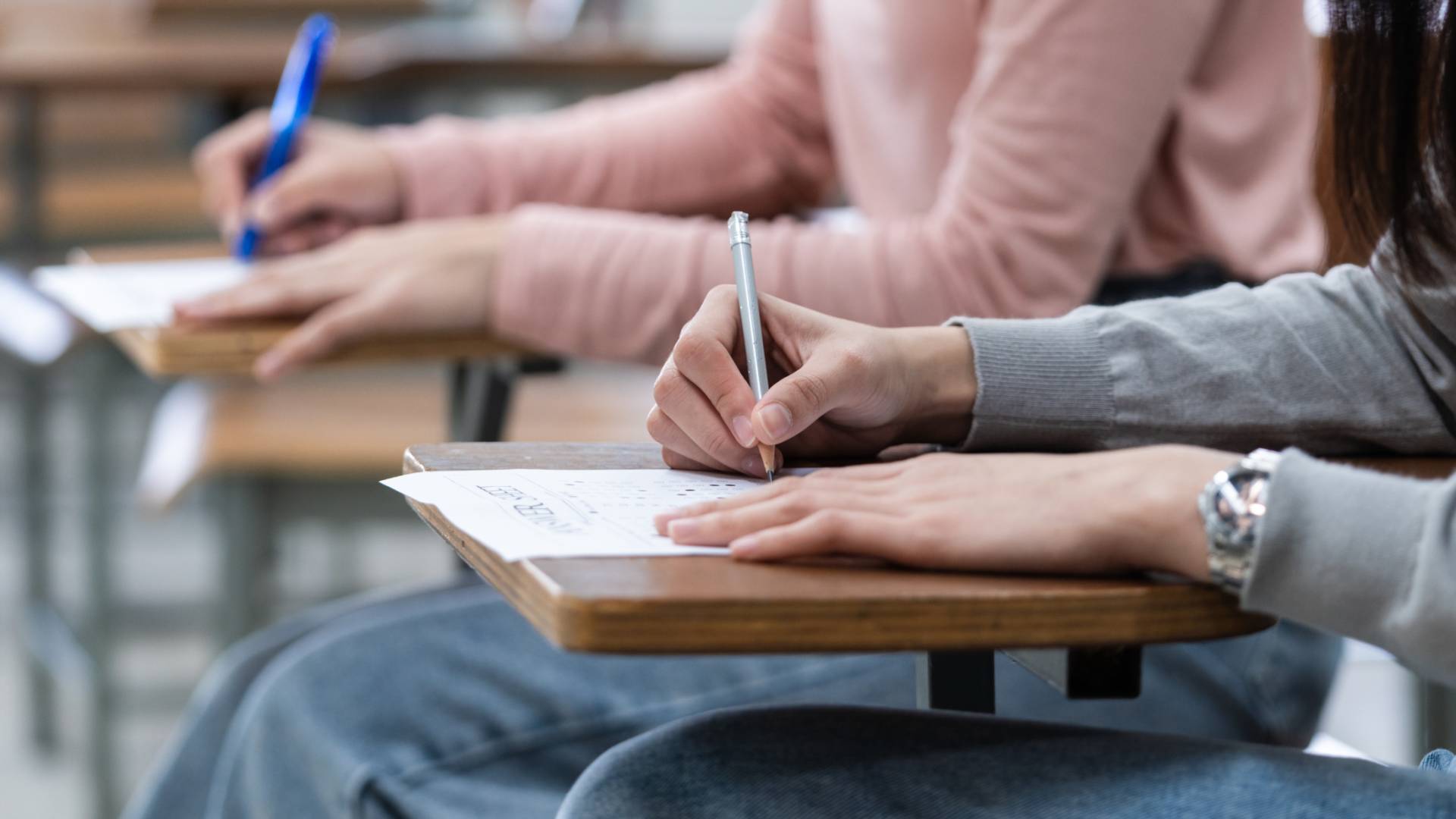 طلبة يقدمون امتحان