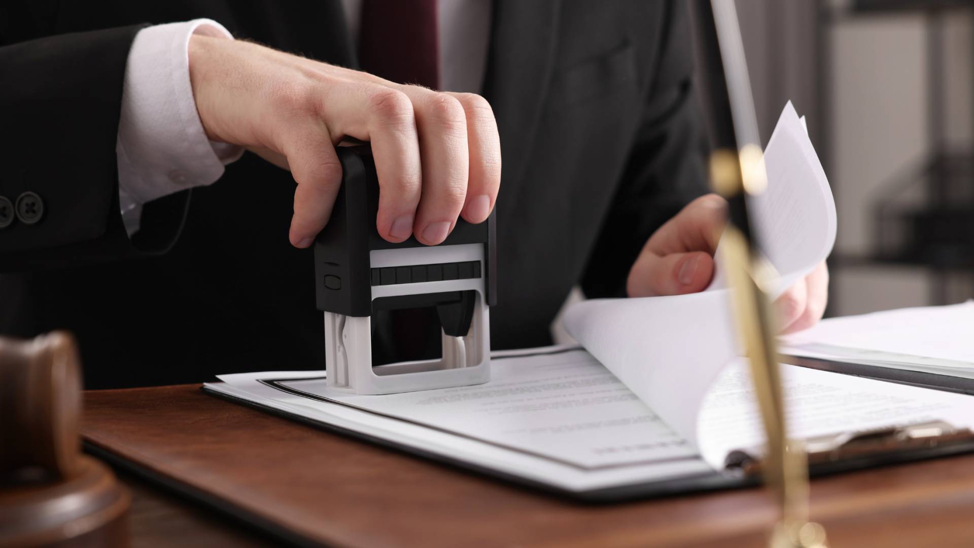 موظف يختم أوراق "أرشيفية