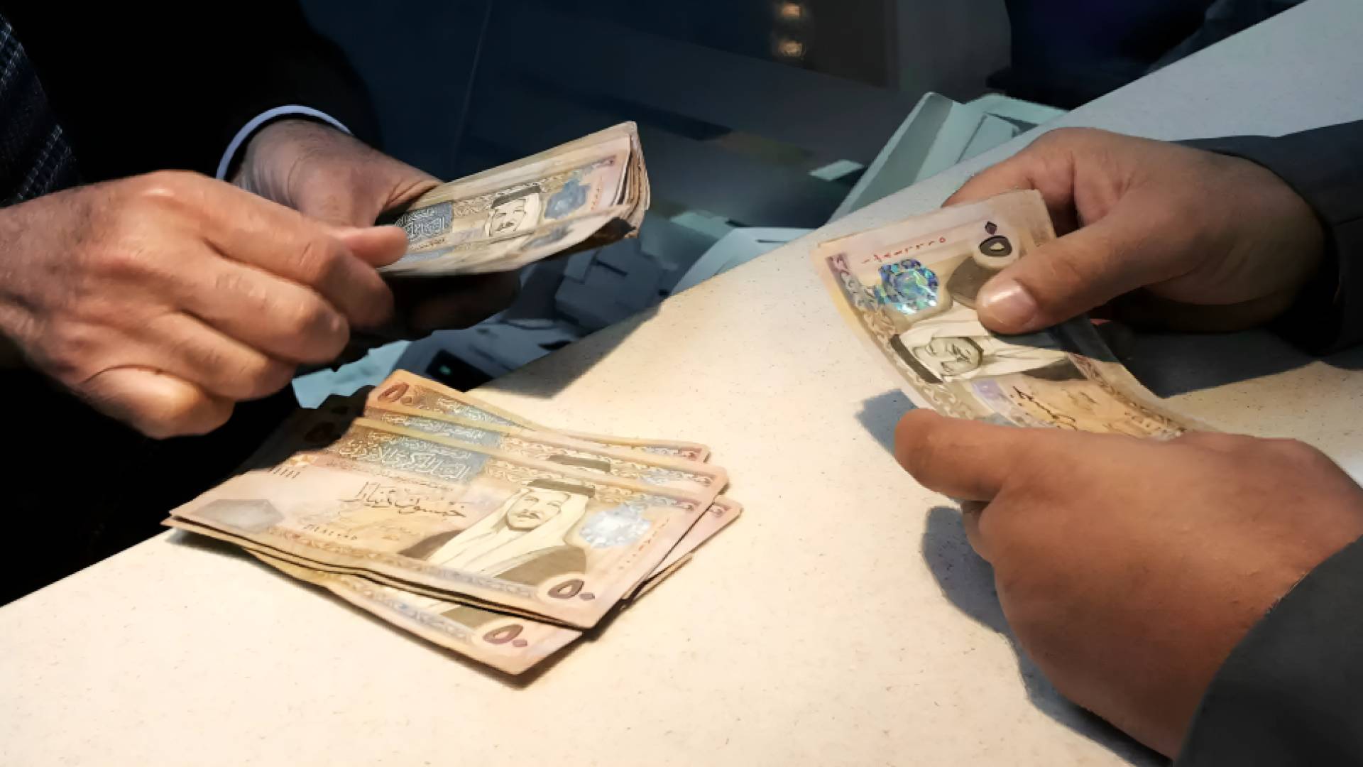 صورة تعبر عن الحصول على راتب