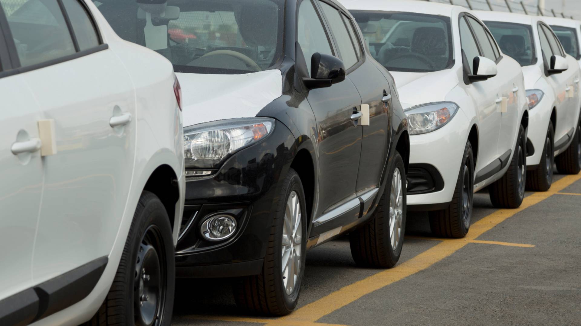 صورة تبين اصطفاف سيارات