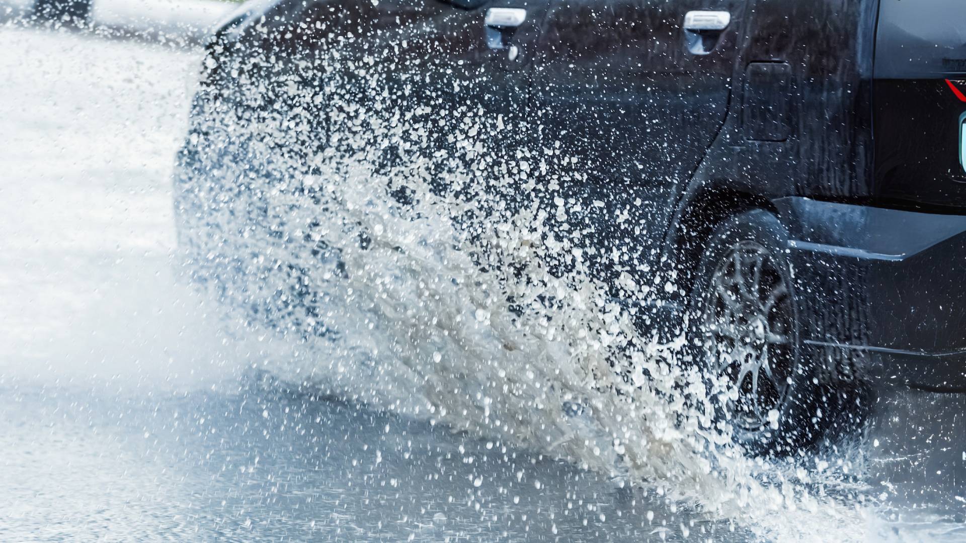 صورة تظهر مركبة تسير بأجواء ماطرة