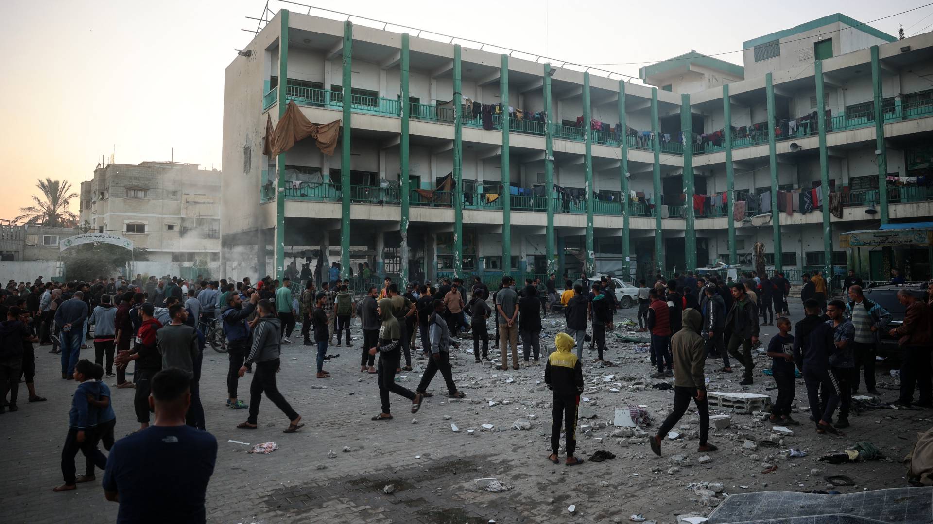 نازحون فلسطينيون يتفقدون الدمار في أعقاب غارة "إسرائيلية" أصابت مدرسة تديرها الأمم المتحدة