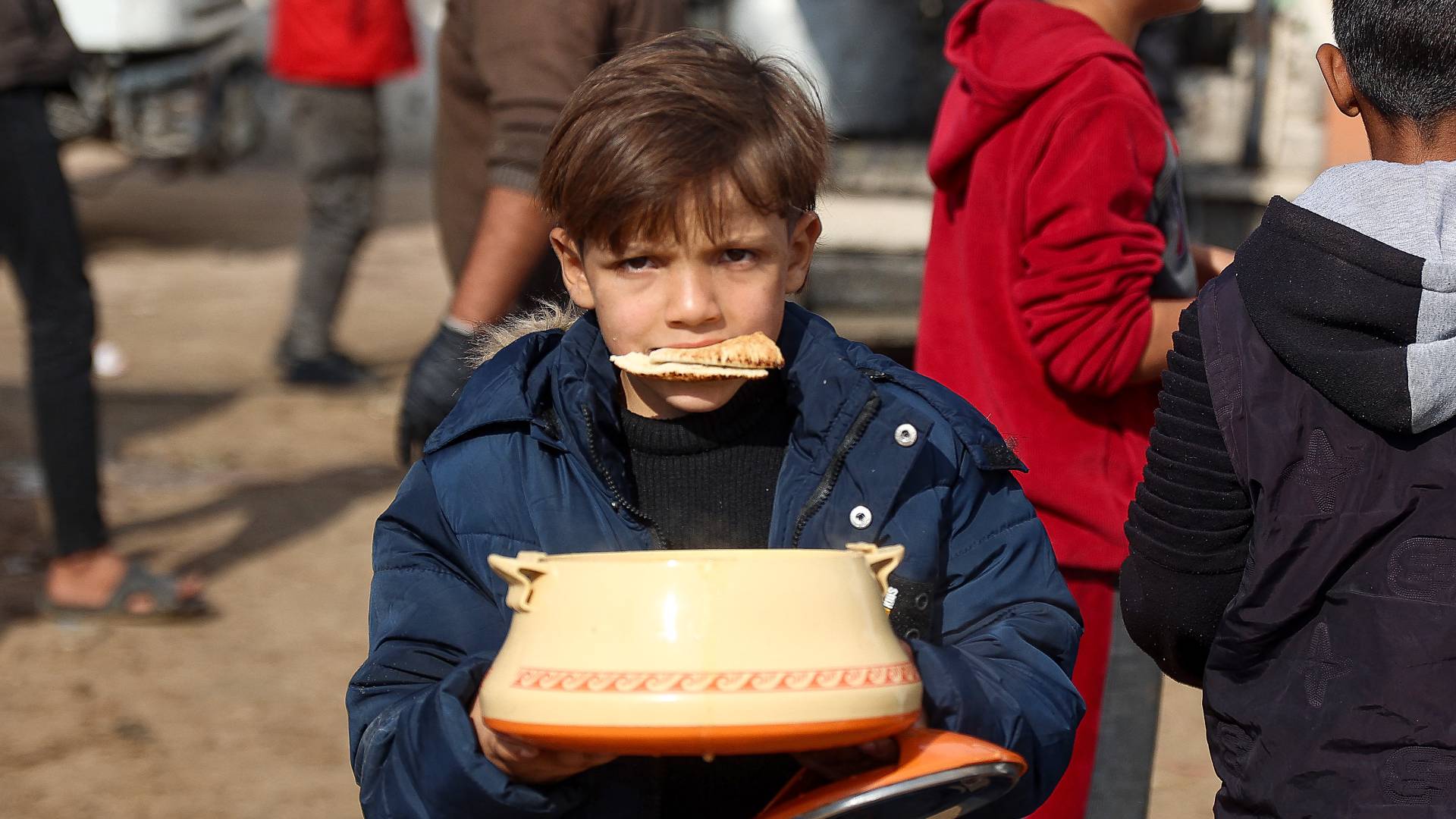 طفل فلسطيني يحصل على القليل من الطعام