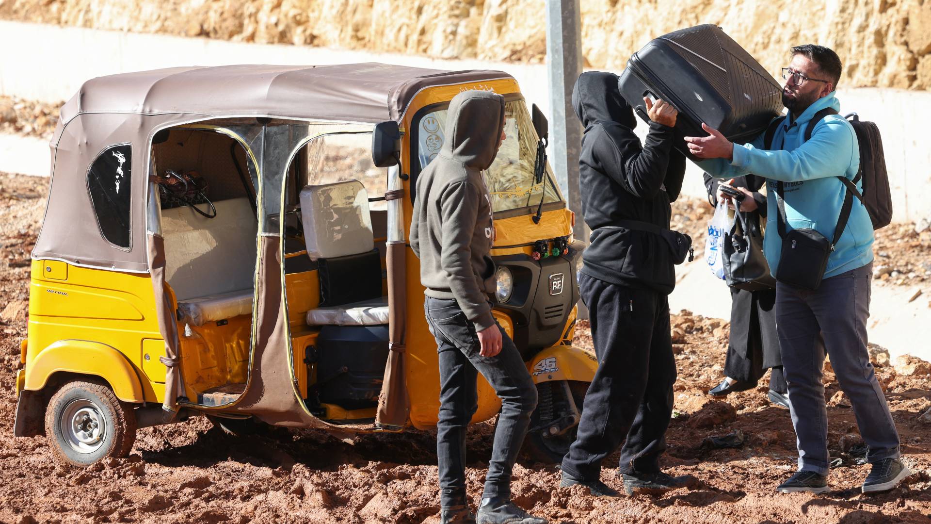 لبنانيون يفرون من قصف طيران الاحتلال "أ ف ب"