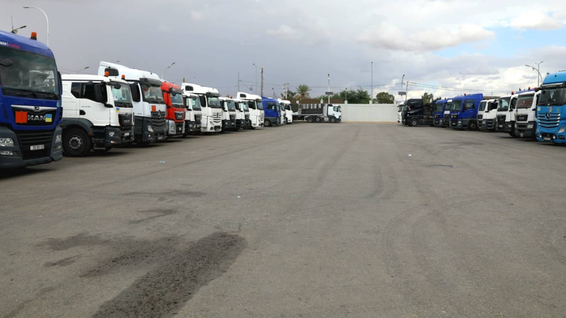 100 شاحنة جديدة تعبر من الأردن إلى قطاع غزة